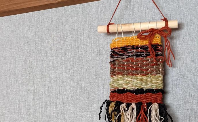 10/2（土）11-16:00#小径ゆるマルシェ でさせてもらう段ボール織り機体験・ミニタペストリーのサンプルです。

細い糸も、3本4本とまとめて使うと、独特のふっくら具合や、1本では出ない色合いに変わって面白いです。
何より、一段が太くなるのでただ織るより早い！

色んな組み合わせで、糸遊びのように楽しんでいただけたらと思います🧶

■小径ゆるマルシェ
■日時：2021/10/2（土）11-16:00
■場所：@nahele_mana 
群馬県利根郡みなかみ町鹿野沢397

■メニューと金額
コースター→500円
ミニタペストリー→700円

※並縫いの様な動きや、糸を結ぶ作業があります。それらが難しい方が参加する場合、補助する方の同席をオススメします。

#群馬県 #群馬県みなかみ町 #水上駅 #ワークショップ #ワークショップのお知らせ #サンプル #織り #手織り #段ボール織り機 #手作り部 #ハンドメイド #ミニタペストリー #手作りミニタペストリー