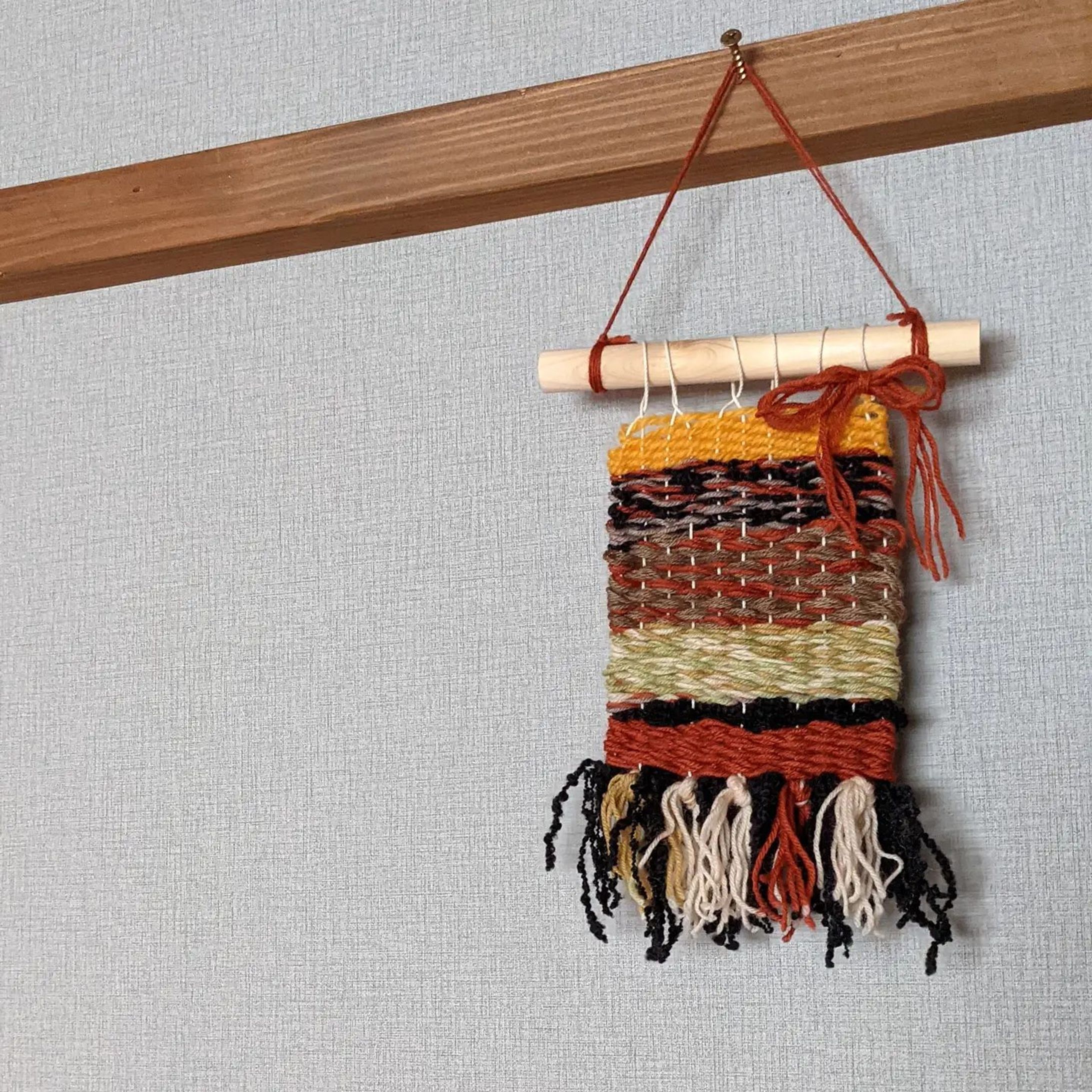 10/2（土）11-16:00#小径ゆるマルシェ でさせてもらう段ボール織り機体験・ミニタペストリーのサンプルです。

細い糸も、3本4本とまとめて使うと、独特のふっくら具合や、1本では出ない色合いに変わって面白いです。
何より、一段が太くなるのでただ織るより早い！

色んな組み合わせで、糸遊びのように楽しんでいただけたらと思います🧶

■小径ゆるマルシェ
■日時：2021/10/2（土）11-16:00
■場所：@nahele_mana 
群馬県利根郡みなかみ町鹿野沢397

■メニューと金額
コースター→500円
ミニタペストリー→700円

※並縫いの様な動きや、糸を結ぶ作業があります。それらが難しい方が参加する場合、補助する方の同席をオススメします。

#群馬県 #群馬県みなかみ町 #水上駅 #ワークショップ #ワークショップのお知らせ #サンプル #織り #手織り #段ボール織り機 #手作り部 #ハンドメイド #ミニタペストリー #手作りミニタペストリー-1