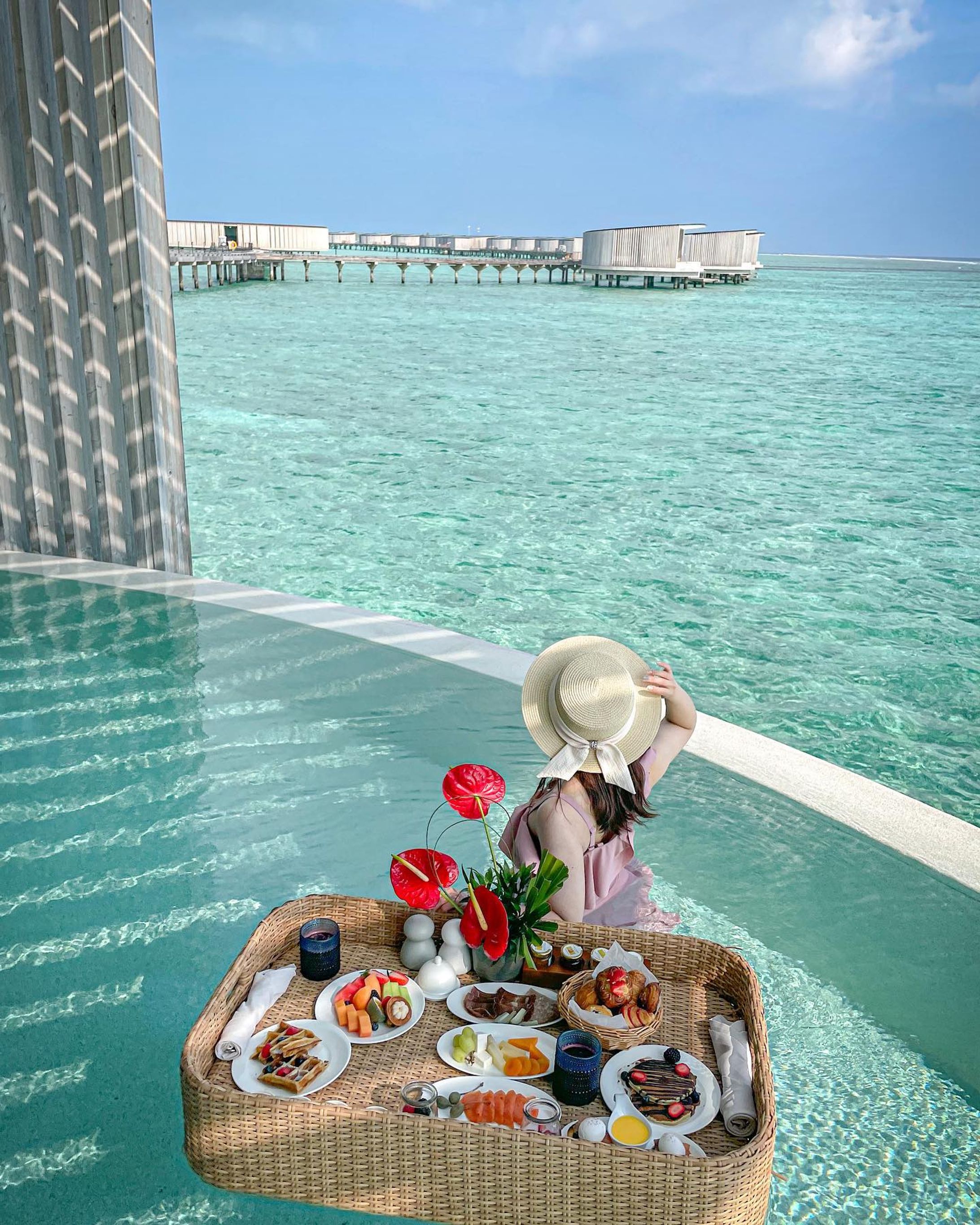 .
📍 @ritzcarltonmaldives 

旅好き女子の憧れ♡♡
フローティングブレックファースト🥯🍴

🔖 保存すると後から見返せるよ🔖 .·

プール付きのヴィラに泊まったら
絶対やりたかったやつ🫶

色んなホテル朝食があるけど
これは非日常感はんぱない🥹

プールにぷかぷか浮かぶ贅沢な朝食たち🥐
モルディブの透き通った海に囲まれながら
過ごす朝食タイムは本当に幸せだったなぁ🥰

元々バリ島とかでは有名だったんだけど
最近モルディブでも出来るホテルが
増えてきてるらしい🌴

お値段は2人で2万円くらい。
少しリッチだけど、こんな非日常空間で
贅沢体験できないからぜひ♡

＼質問はコメント欄へ💭／

𓐄 𓐄 𓐄 𓐄 𓐄 𓐄 𓐄 𓐄 𓐄 𓐄 𓐄 𓐄 𓐄 𓐄 𓐄 𓐄 𓐄 𓐄

全室プライベートプール付き👙
豪華なヴィラが魅力の #リッツカールトンモルディブ

ホテルの敷地はなんと……
東京ドーム約3個分😮

どこまでも広がるオーシャンビュー
広々としたモダンな空間がお洒落☁️

𓐄 𓐄 𓐄 𓐄 𓐄 𓐄 𓐄 𓐄 𓐄 𓐄 𓐄 𓐄 𓐄 𓐄 𓐄 𓐄 𓐄 𓐄
#リッツカールトン のなかでも優れた
バトラーサービスを受けられるのも魅力的。

何かあればすぐにバトラーさんが
ゲストをフォローしてくれるので快適🌴

このフローティングブレックファーストも
実はお部屋のメニューに載ってなくて。

頼み方分からなくて電話も不安だったから
バトラーさんにチャットして手配して貰ったの🤍✍️
すぐ返事くれるからスムーズだった🥰

非日常を感じながらのホテルモーニング
ほんとに幸せだったなぁ🍽♡♡

𓐄 𓐄 𓐄 𓐄 𓐄 𓐄 𓐄 𓐄 𓐄 𓐄 𓐄 𓐄 𓐄 𓐄 𓐄 𓐄 𓐄 𓐄

朝食の写真と雰囲気伝わる
ムービー載せてみたから
Swipeしてチェックしてみてね🏷𓈒𓏸︎︎︎︎

モルディブ情報は☞ #momomi_maldives

𓐄 𓐄 𓐄 𓐄 𓐄 𓐄 𓐄 𓐄 𓐄 𓐄 𓐄 𓐄 𓐄 𓐄 𓐄 𓐄 𓐄 𓐄
@ritzcarltonmaldives 

📍 マーレ国際空港からボートで1時間🚢
🔖記念日や特別なご褒美ステイに
🔖24時間バトラーサービス付き

𓐄 𓐄 𓐄 𓐄 𓐄 𓐄 𓐄 𓐄 𓐄 𓐄 𓐄 𓐄 𓐄 𓐄 𓐄 𓐄 𓐄 𓐄

おしゃれ旅とグルメ大好き
絶景マニアOLのアカウント⚐ﾞ

・おすすめのお洒落ホテル
・大人かわいい女子旅スポット
・絶景リゾート×グルメ
について毎日発信中📍

ホテル、カフェ、観光局、自治体の皆様📷´-
旅を一緒に盛り上げるお手伝いを
ぜひさせていただけませんか？✈️

動画制作、Twitterやブログも運営しておりますので
お気軽にDMへご相談ください📮♡︎

To Hotels, Cafes, Tourist Offices.
Please let me help you liven up trips together!
Please DM for work requests💌  ̖́-‬

‬
𓐄 𓐄 𓐄 𓐄 𓐄 𓐄 𓐄 𓐄 𓐄 𓐄 𓐄 𓐄 𓐄 𓐄 𓐄 𓐄 𓐄 𓐄

#モルディブハネムーン #モルディブ旅行 #ハネムーンレポ #リッツカールトンモルディブ #水上ヴィラ #モルディブ新婚旅行 #ハネムーン準備 #新婚旅行レポ #フローティングブレックファースト #水上ヴィラ #オーシャンビューホテル #ホテルステイ #maldivestrip #floatingbreakfast #rcmemories #theritzcarlton #maldiveshoneymoon #몰디브 #신혼여행 #馬爾代夫-1