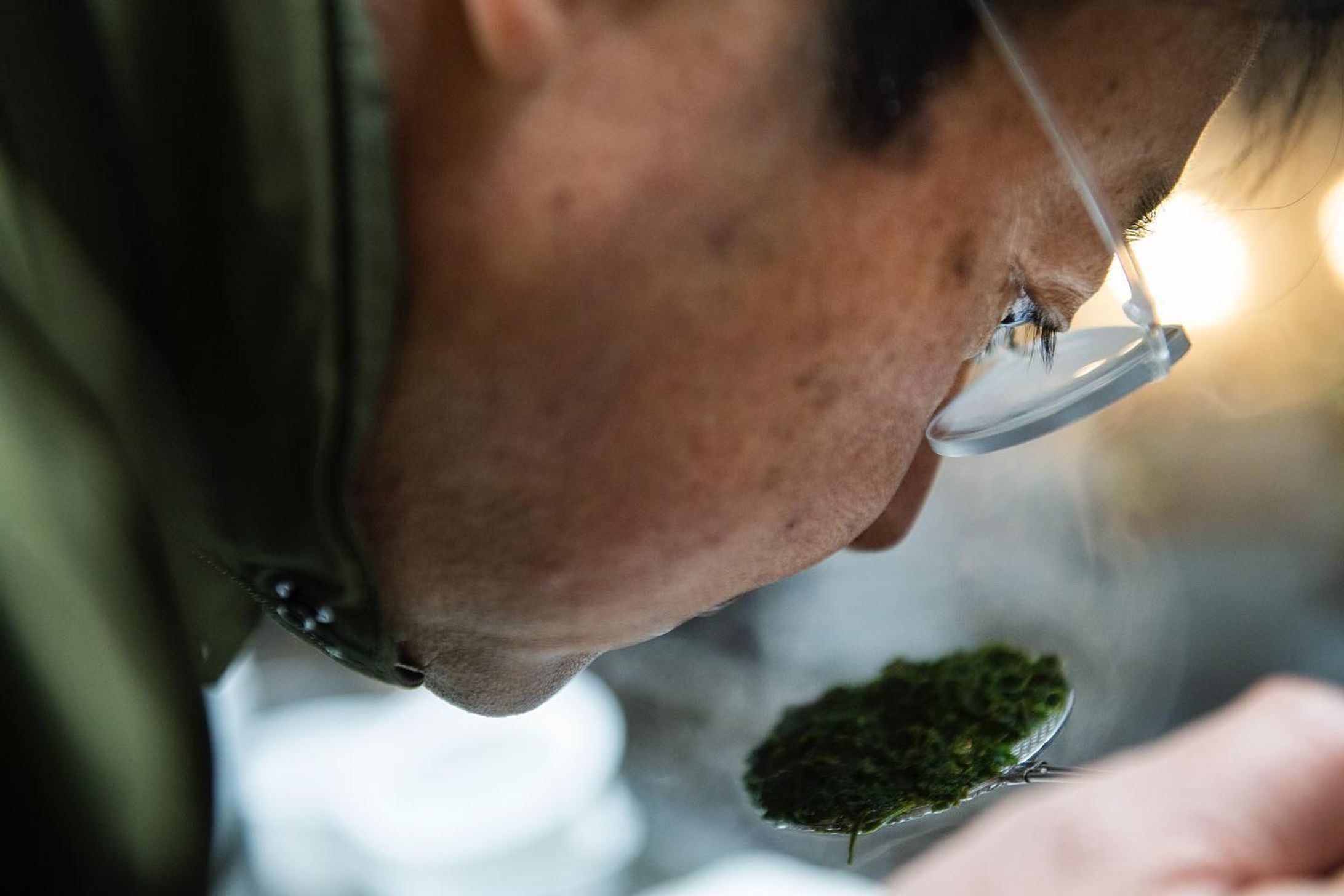 茶商がつくりだすお茶の味。 ｜ 小野原製茶問屋
The Taste of Tea Produced by Onohara Seichatonya

小野原さんのお店に1歩入ると、お茶のいい香りが全身を包みます。

「日本茶は、旨み、渋み、苦みのバランスを楽しみます」
茶商はお茶の香りや味わいをつくりだすプロ。
淹れてくださったお茶を一口いただくと、やさしい甘さや旨みを感じた後に、苦み、渋みと、一瞬一瞬で味わいが変化していくのがわかります。

「高級なお茶は、昆布だしのような味がしますよ」
そう聞いて、後日、うれしの茶を何種類か飲み比べてみました。
言われなければお出汁と思ってしまいそうな、旨みが口いっぱいに広がるお茶もあれば、甘くて飲みやすいお茶、品のある渋みや苦みが美味しいお茶もあって…つい６杯も。🍵

それにしても、小野原さんのところで飲んだお茶は格別だったなぁ。

Once you step into Onohara Seichatonya, the wonderful aroma of tea welcomes you.

“Japanese tea is enjoyed for its balance of umami, astringency, and bitterness.”
A tea producer is a professional in creating the aroma and flavor of tea.
When you take a sip of the brewed tea, you can feel the gentle sweetness and umami, then the bitterness and astringency.
Its taste changes every moment.

Mr. Onohara said, “The fine tea tastes like kombu dashi.”
I have compared several kinds of Ureshino tea later.
There is a lot of variety in tea; filling my mouth with umami quite similar to kombu dashi, spreading its sweetness and easy to drink, and a refined astringency and bitterness.
I couldn't help but drink 6 cups!

By the way, the tea brewed by Mr. Onohara was amazing.

#sagacollective #サガコレクティブ #sagacollective_introduction #ここに集う匠 
#sagacollective_小野原製茶問屋 #Onoharaseicha 
#greentea #tea #ureshinocha #ureshinotea #japanesetea #nihoncha
#saga #saga_japan
#小野原製茶問屋　#小野原製茶
#玉緑茶 #ぐり茶 #お茶 #日本茶 #緑茶 #嬉野茶 #うれしの茶 
#佐賀 #佐賀県 #嬉野 #嬉野市-1