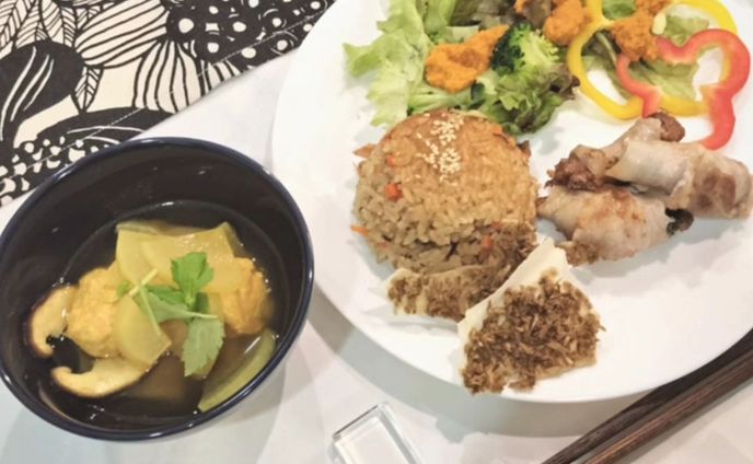 賛否両論のシェフ笠原将弘さん考案
東北の郷土食アレンジレシピ

ゆるベジインストラクターの
うっちーさんに教えてもらいました！
@pari_pi_ucchy

🦑福島県・いかにんじんの炊き込みご飯

さきイカと塩昆布のだしがイイ！
具と調味料を入れて炊くだけで簡単あじごはん！　

🐷宮城県・しそ巻き豚肉巻き

くるみときび砂糖のあまじょっぱい味噌と豚肉が合う！

🐟岩手県・鮭つみれ汁カレー風味

鮭をふっくらつみれにして
カレー風味が子どもも好きそうな味

料理に自信がなくても作れる和食なので安心

講座はおみやげつき🎁
きび砂糖１袋しかも市販のサイズ！
そしてきび等を使レシピ集も頂けるので家でも試せるし
スプーン印のマークがカワイイミニトートももらえるよ

習ってみたーい！という方は
うっちーのアカウントへ
郡山市にあるお料理教室
通称ぱりぴハウスにいってみよー

11/16(木)10:30〜残席2
11/20(月)10:30〜残席1
レッスン代:¥1500(材料費込み)

 #郷土料理 #和食の日

#コクうま和食料理教室 #日新製糖 #きび砂糖

＼ #郷土食 おいしく食べよ／
　　@sukagawa_kokeco