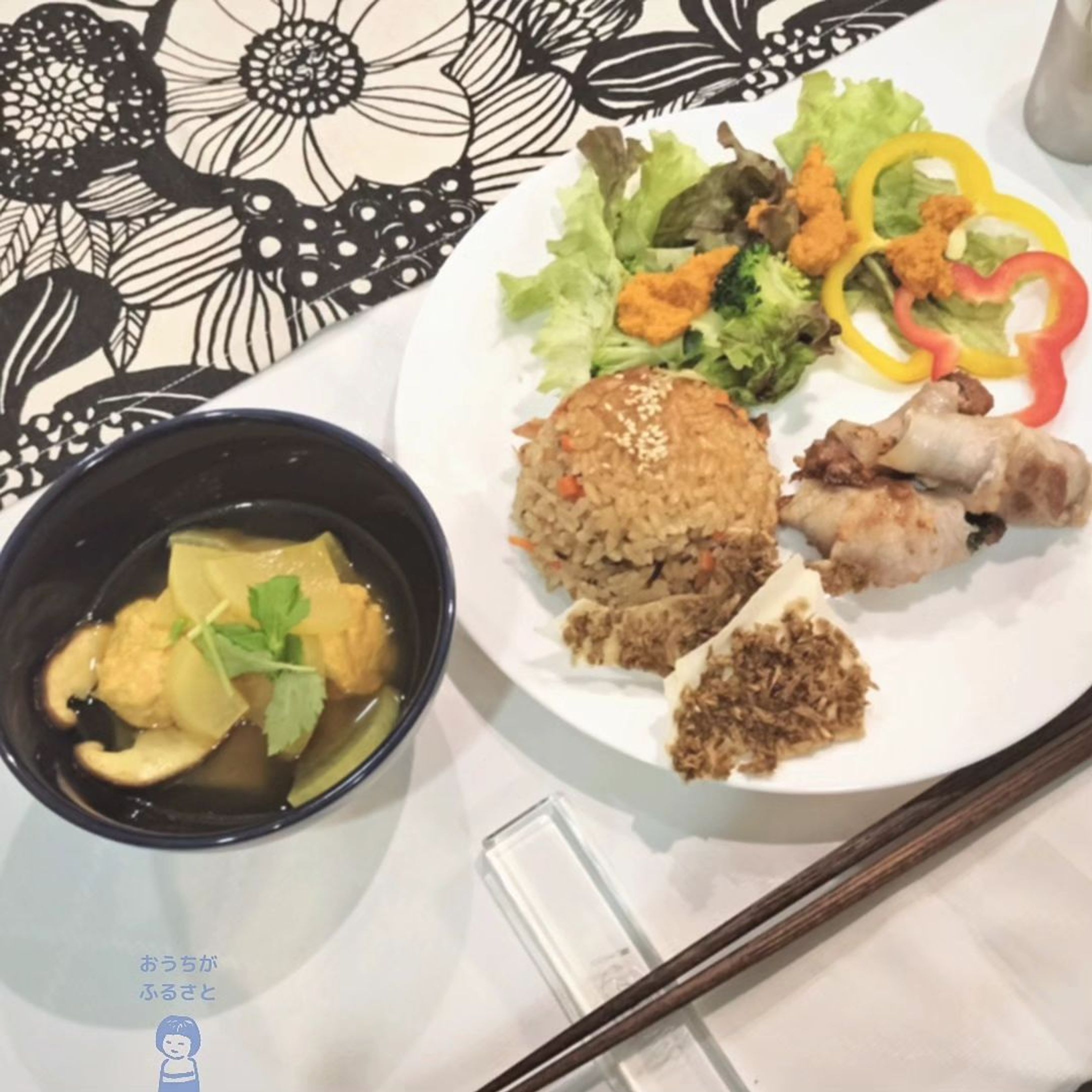 賛否両論のシェフ笠原将弘さん考案
東北の郷土食アレンジレシピ

ゆるベジインストラクターの
うっちーさんに教えてもらいました！
@pari_pi_ucchy

🦑福島県・いかにんじんの炊き込みご飯

さきイカと塩昆布のだしがイイ！
具と調味料を入れて炊くだけで簡単あじごはん！　

🐷宮城県・しそ巻き豚肉巻き

くるみときび砂糖のあまじょっぱい味噌と豚肉が合う！

🐟岩手県・鮭つみれ汁カレー風味

鮭をふっくらつみれにして
カレー風味が子どもも好きそうな味

料理に自信がなくても作れる和食なので安心

講座はおみやげつき🎁
きび砂糖１袋しかも市販のサイズ！
そしてきび等を使レシピ集も頂けるので家でも試せるし
スプーン印のマークがカワイイミニトートももらえるよ

習ってみたーい！という方は
うっちーのアカウントへ
郡山市にあるお料理教室
通称ぱりぴハウスにいってみよー

11/16(木)10:30〜残席2
11/20(月)10:30〜残席1
レッスン代:¥1500(材料費込み)

 #郷土料理 #和食の日

#コクうま和食料理教室 #日新製糖 #きび砂糖

＼ #郷土食 おいしく食べよ／
　　@sukagawa_kokeco-1