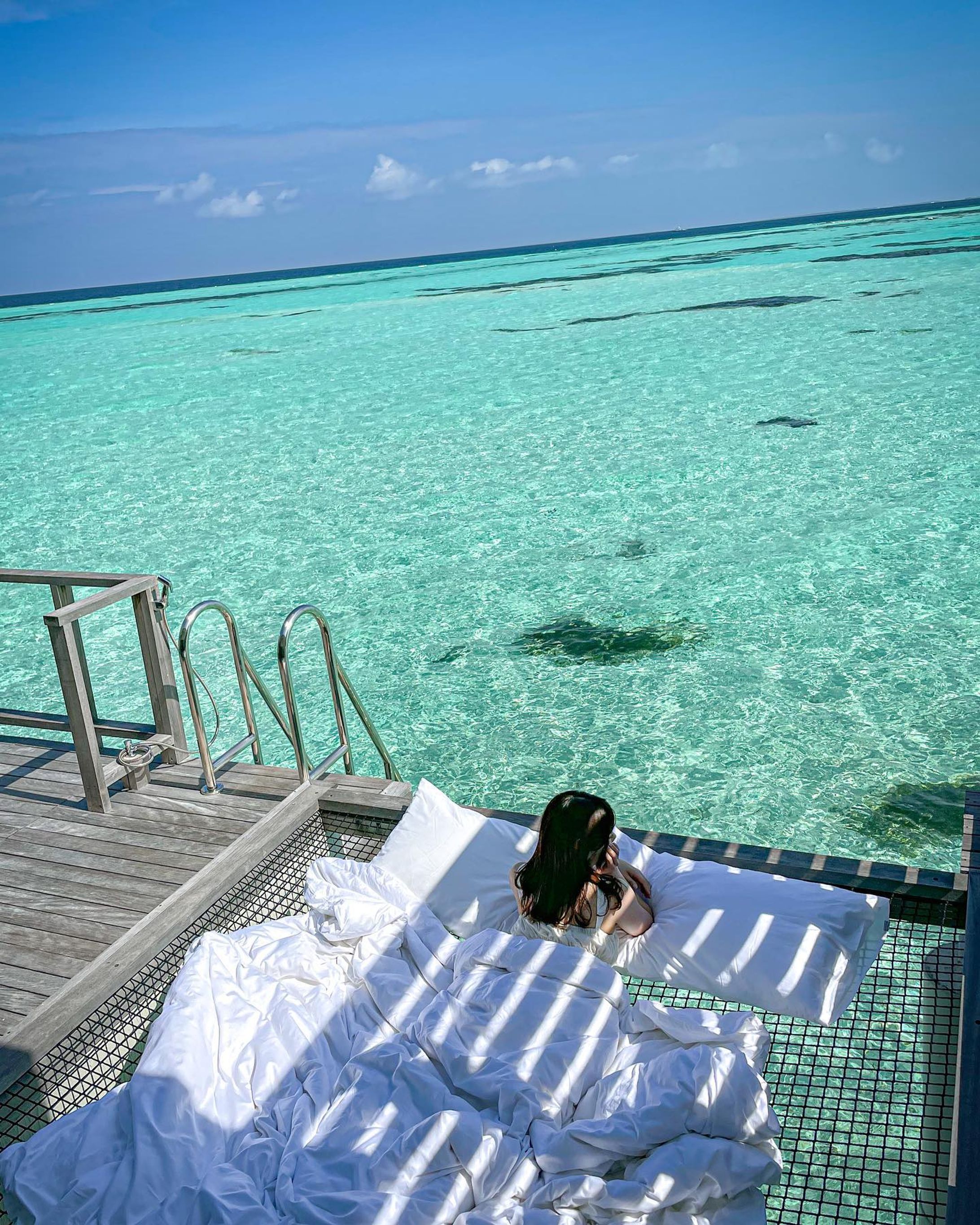 .
Sleeping on the Sea...?

📍 @lemeridienmaldives

🔖 保存すると後から見返せるよ🔖 .·

𓐄 𓐄 𓐄 𓐄 𓐄 𓐄 𓐄 𓐄 𓐄 𓐄 𓐄 𓐄 𓐄 𓐄 𓐄 𓐄 𓐄 𓐄

リッツカールトンを泣く泣くCOして
シープレインで移動すること約35分。

2021年9月に開業したての
Le Meridien Maldives Resort & Spaへ。

景色も良いけどお部屋が可愛いの🎀
ピンクとミントブルーのパステルカラー。

海が一望できるビューバスは
贅沢過ぎた…🛀🦢

さすがパリ生まれのホテルなだけあって
インテリアがいちいちおしゃれ。

サンデッキの上にお布団敷いて
日向ぼっこするのもフォトジェニック🌴

インスタで見て、これやっていいの！？
って躊躇ってたけどホテルのスタッフさんに
直でおすすめされた🤣

元に戻すのを忘れなければ
お布団持ち出していいよ！とのこと(笑)

サンデッキでは早起きして
朝焼けとともにコーヒー飲んだり
海眺めながらワイン飲んだり
とにかくのんびり出来て最高だった…🥰🍷

𓐄 𓐄 𓐄 𓐄 𓐄 𓐄 𓐄 𓐄 𓐄 𓐄 𓐄 𓐄 𓐄 𓐄 𓐄 𓐄 𓐄 𓐄

リッツモルディブについても
情報量多めでまとめてるので
気になる人は他の投稿もcheck♡

モルディブ情報は☞ #momomi_maldives

𓐄 𓐄 𓐄 𓐄 𓐄 𓐄 𓐄 𓐄 𓐄 𓐄 𓐄 𓐄 𓐄 𓐄 𓐄 𓐄 𓐄 𓐄

Le Meridien Maldives Resort & Spa

📍ヴェレナ国際空港から水上飛行機で35分
🔖サンセットビューの絶景バー🍸
🔖美しいダイビングスポット𓂃🫧‪

𓐄 𓐄 𓐄 𓐄 𓐄 𓐄 𓐄 𓐄 𓐄 𓐄 𓐄 𓐄 𓐄 𓐄 𓐄 𓐄 𓐄 𓐄

おしゃれ旅とグルメ大好き
絶景マニアOLのアカウント⚐ﾞ

・おすすめのお洒落ホテル
・大人かわいい女子旅スポット
・絶景リゾート×グルメ
について毎日発信中📍

ホテル、カフェ、観光局、自治体の皆様📷´-
旅を一緒に盛り上げるお手伝いを
ぜひさせていただけませんか？✈️

動画制作、Twitterやブログも運営しておりますので
お気軽にDMへご相談ください📮♡︎

To Hotels, Cafes, Tourist Offices.
Please let me help you liven up trips together!
Please DM for work requests💌  ̖́-‬

𓐄 𓐄 𓐄 𓐄 𓐄 𓐄 𓐄 𓐄 𓐄 𓐄 𓐄 𓐄 𓐄 𓐄 𓐄 𓐄 𓐄 𓐄

#モルディブハネムーン #モルディブ旅行 #ハネムーンレポ #ご褒美ステイ #ルメリディアン #ルメリディアンモルディブ #水上ヴィラ #モルディブ新婚旅行 #ハネムーン #ハネムーン準備 #新婚旅行レポ #夫婦旅行 #モルディブ #水上コテージ #海外旅行 #maldivesislands #maldivestrip #beautifuldestinations #honeymoon #honeymoontrip #LeMeridienMaldives #maldiveshoneymoon #destinationunlocked #몰디브 #신혼여행 #馬爾代夫-1