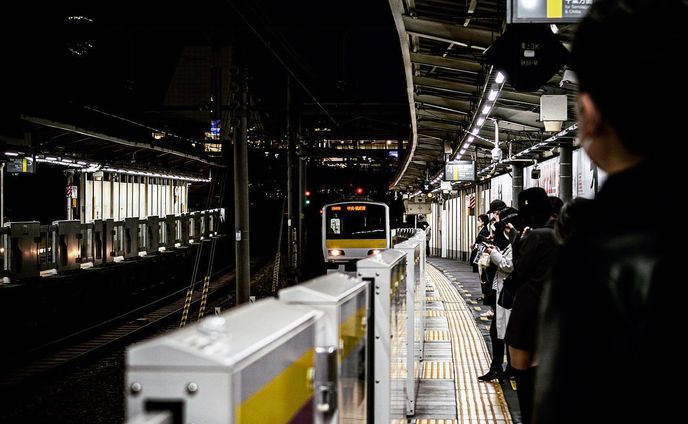 ↓写真を使ったグッズを販売中！
@chopstick.44

location :Tokyo
camera : Nikon D3200📸

#photography #japancityblues #snapshots #photographer #streetphotography #street_photography #night 
#nightphotography #harajuku #train #station 
 #写真好きな人と繋がりたい #カメラ好きな人と繋がりたい #なにげない瞬間を残したい #写真#カメラ#キリトリセカイ #駅 #ホーム #総武線 #電車 #総武線グルメ #東京さんぽ #東京観光 #ファインダー越しの私の世界#東京カメラ部