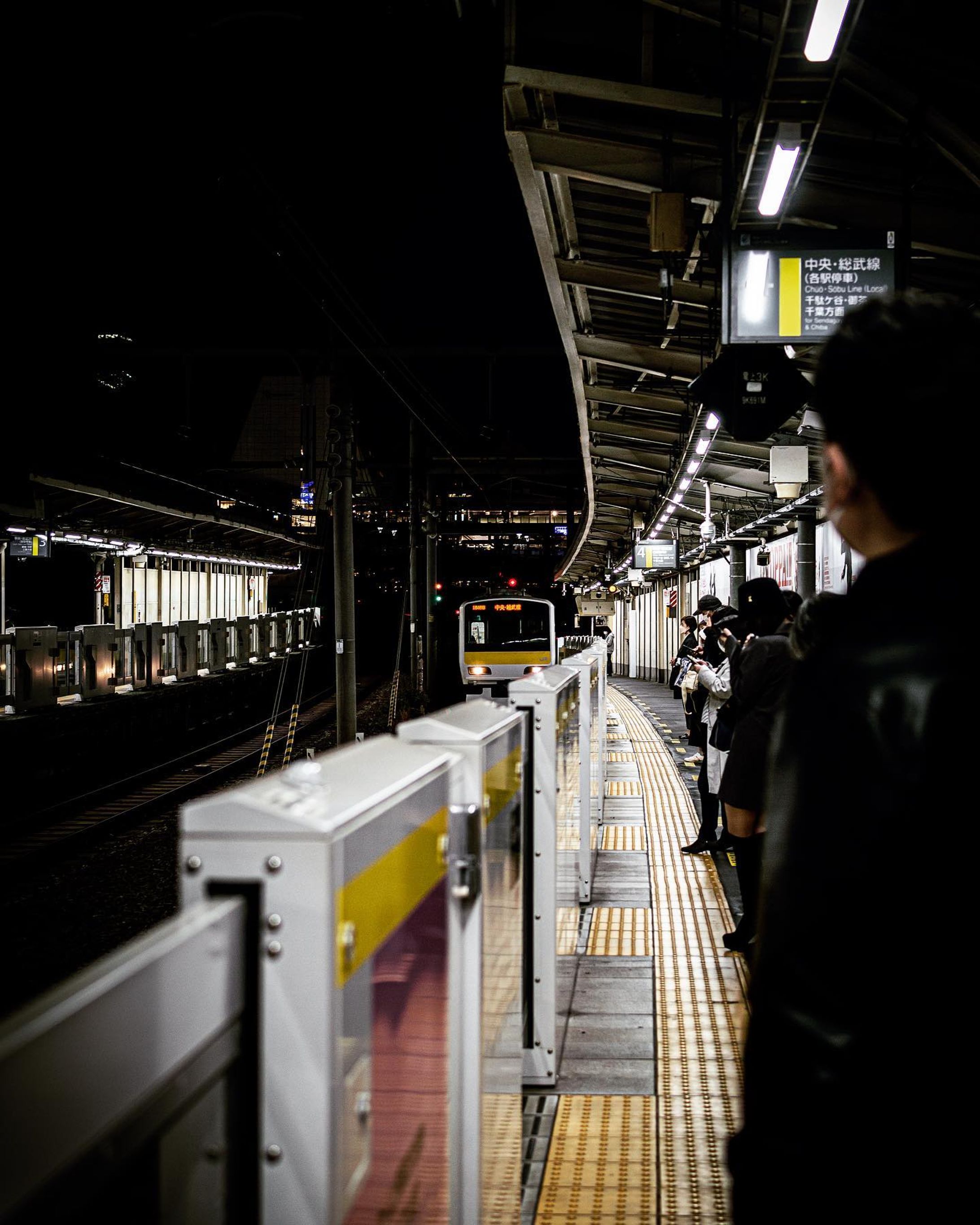 ↓写真を使ったグッズを販売中！
@chopstick.44

location :Tokyo
camera : Nikon D3200📸

#photography #japancityblues #snapshots #photographer #streetphotography #street_photography #night 
#nightphotography #harajuku #train #station 
 #写真好きな人と繋がりたい #カメラ好きな人と繋がりたい #なにげない瞬間を残したい #写真#カメラ#キリトリセカイ #駅 #ホーム #総武線 #電車 #総武線グルメ #東京さんぽ #東京観光 #ファインダー越しの私の世界#東京カメラ部-1