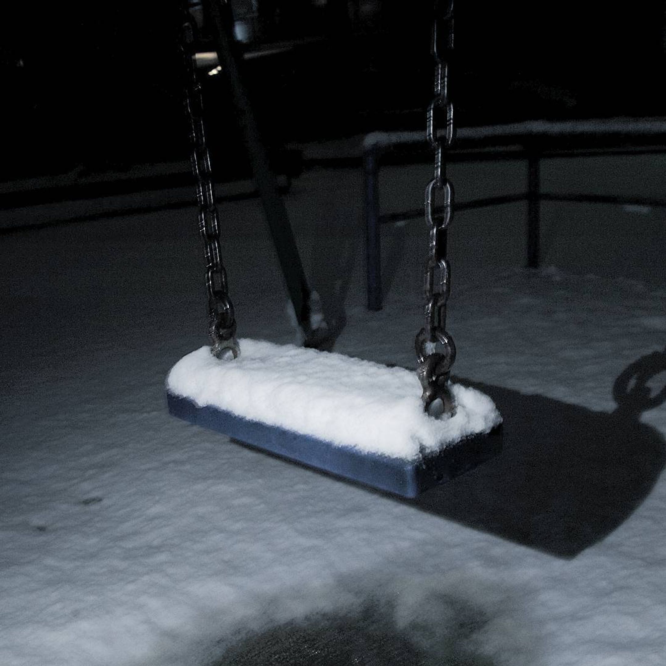 ぶらんこ
#CanonEOS5D#福岡県#雪#ブランコ#夜#公園#スナップ#ちょいぶれ-1