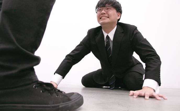 002.借金の返済期限を伸ばせないかと頼む男