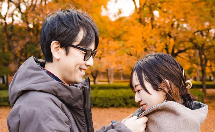 夫婦でブラウン✖️ブラックリンク😌

最近の関東のどえげつない寒さに耐えかねて娘の公園遊びをストライキしていたのですが、あったかアウターを手に入れたので久々に繰り出しました🤣

肩こりからの頭痛と吐き気が出てしまうので重たいアウターが苦手な私。
冬はやっぱダウンがあったかいけど、軽いダウンって結構いいお値段するじゃないですか。

公園遊びに着て汚すの嫌じゃないですか・・・(振り出しに戻る)

てことでなかなか冬の外遊びにネガティブだったんですけど、スポーツブランドのアルペンが手がける高機能アパレルブランド『TIGORA』が優秀で優勝だったｧ・・・！

夫婦で来てるこのダウン、軽くてあったかくてお求めやすくてそらもうお値段以上なんですけど

裏地が機能的な素材で出来てるらしく、

裏地あったか、表は風も通しにくくて熱も逃がしにくいし撥水という

なんかもう我々世代にジャストフィットなコートなんですぅ😩

私の着てるロングは、他にカラバリとしてクリームとオリーブのカラーがありましたよ👏
夫の着てる方は5色展開でさらにカラバリ豊富でした◎

ちなみに私のインナーも同じブランドのニットなんですけど、これも謎に軽くてあったかいんですよ・・・🤔
ネット入れたら洗濯機で洗えるし何故か乾くのも早い🤔
(しかも公式見たらセールしてた)
これも5色展開です。

私ブラウンてあまり着たことがなくてとっても新鮮でした😌
さりげないカラーリングが大人のリンクコーデにはちょうどいいですよね◎

TIGORA、公式漁ってたらリンクコーデ出来そうなアイテムがめちゃくちゃありました🫡ユニセックスアイテムも多いので、メンズライクが好きな方も◎

夫婦だけで撮影してたら

パパだけママにお写真撮ってもらってずるい！と長女が大荒れだったので、この後家族で一緒に撮りました😌💖

娘たちは0歳と5歳。
早く家族4人でリンクコーデしてみたいなと改めて🥹💖

▶︎ladies
☑︎アルミ蓄熱パデットノーカラーコート
153㌢　Mサイズ着用
color ブラック

☑︎ウォッシャブルニット ボトルネック
Mサイズ着用
color ブラウン

▶︎men's
☑︎アルミ蓄熱パデッドフードジャケット
176㌢　Lサイズ着用
color ブラウン

#PR
#TIGORA　
#ティゴラ
#TIGORAコーデ
#アウトドアファッション 
#トレーニングウェア 
#冬アウター
#アウターコーデ
#ウォッシャブルニット #アルミ蓄熱パデッドノーカラーコート 
#snapmart #アルペン #リンクコーデ #カップルフォト #ウェディングフォト #公園フォト
