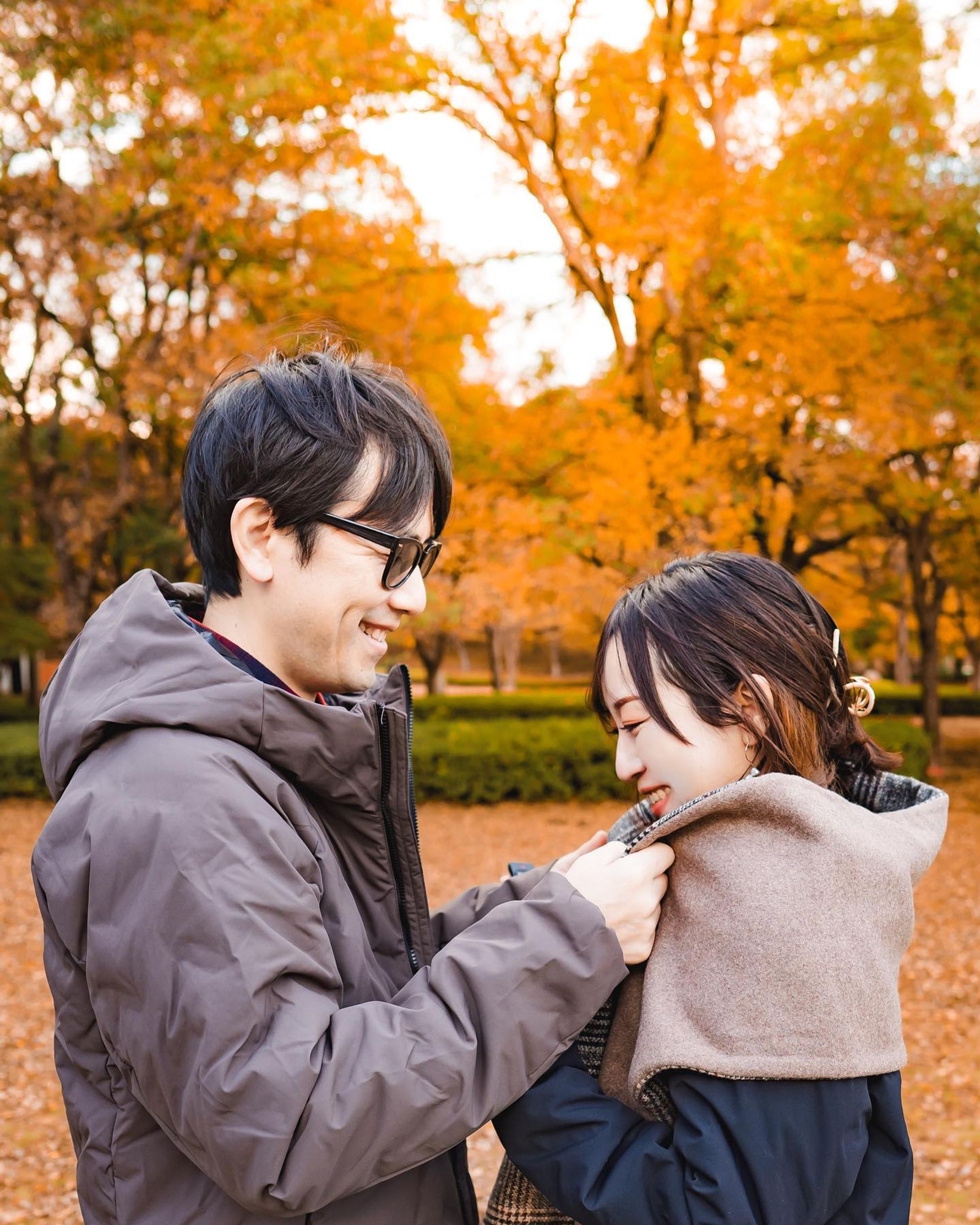 夫婦でブラウン✖️ブラックリンク😌

最近の関東のどえげつない寒さに耐えかねて娘の公園遊びをストライキしていたのですが、あったかアウターを手に入れたので久々に繰り出しました🤣

肩こりからの頭痛と吐き気が出てしまうので重たいアウターが苦手な私。
冬はやっぱダウンがあったかいけど、軽いダウンって結構いいお値段するじゃないですか。

公園遊びに着て汚すの嫌じゃないですか・・・(振り出しに戻る)

てことでなかなか冬の外遊びにネガティブだったんですけど、スポーツブランドのアルペンが手がける高機能アパレルブランド『TIGORA』が優秀で優勝だったｧ・・・！

夫婦で来てるこのダウン、軽くてあったかくてお求めやすくてそらもうお値段以上なんですけど

裏地が機能的な素材で出来てるらしく、

裏地あったか、表は風も通しにくくて熱も逃がしにくいし撥水という

なんかもう我々世代にジャストフィットなコートなんですぅ😩

私の着てるロングは、他にカラバリとしてクリームとオリーブのカラーがありましたよ👏
夫の着てる方は5色展開でさらにカラバリ豊富でした◎

ちなみに私のインナーも同じブランドのニットなんですけど、これも謎に軽くてあったかいんですよ・・・🤔
ネット入れたら洗濯機で洗えるし何故か乾くのも早い🤔
(しかも公式見たらセールしてた)
これも5色展開です。

私ブラウンてあまり着たことがなくてとっても新鮮でした😌
さりげないカラーリングが大人のリンクコーデにはちょうどいいですよね◎

TIGORA、公式漁ってたらリンクコーデ出来そうなアイテムがめちゃくちゃありました🫡ユニセックスアイテムも多いので、メンズライクが好きな方も◎

夫婦だけで撮影してたら

パパだけママにお写真撮ってもらってずるい！と長女が大荒れだったので、この後家族で一緒に撮りました😌💖

娘たちは0歳と5歳。
早く家族4人でリンクコーデしてみたいなと改めて🥹💖

▶︎ladies
☑︎アルミ蓄熱パデットノーカラーコート
153㌢　Mサイズ着用
color ブラック

☑︎ウォッシャブルニット ボトルネック
Mサイズ着用
color ブラウン

▶︎men's
☑︎アルミ蓄熱パデッドフードジャケット
176㌢　Lサイズ着用
color ブラウン

#PR
#TIGORA　
#ティゴラ
#TIGORAコーデ
#アウトドアファッション 
#トレーニングウェア 
#冬アウター
#アウターコーデ
#ウォッシャブルニット #アルミ蓄熱パデッドノーカラーコート 
#snapmart #アルペン #リンクコーデ #カップルフォト #ウェディングフォト #公園フォト-1