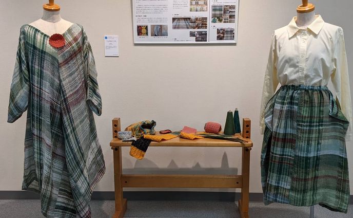 #卒業制作展 本日から始まりました。
お近くにいらっしゃる際に、ふらっと立寄ってくださると嬉しいです。

私の作品はメインが#工業残糸 を使った#手織り服 （#ワンピース #スカート ）サブに#編み物 数点と#泥染め のシャツです。

今までのインスタの写真はあまり手を加えてませんので、実物の色味や質感を楽しんでいただけたらと思います。

■2021/03/02（火）〜14（日）
■10〜17時（入館15分前まで）
■月曜休館
■入場無料

■会場：佐藤美術館（東京）
■最寄り
JR総武線千駄ヶ谷駅・徒歩5分
JR総武線信濃町駅・徒歩6分
都営大江戸線国立競技場駅A3出口・徒歩4分

#手作り部 #ハンドメイド #織り #手織り #手編み #手織り布 #卒業制作 #卒制 #平織り #綾織 #残糸 #あまり糸 #あまり糸活用 #余り糸 #余り糸活用 #残糸 #裁縫 #緑コーデ #チェック #古色の美 #ベンガラ染め #弁柄染め