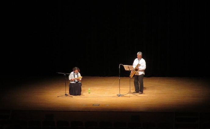 佐賀市文化会館の中ホール

初舞台でした。

葉っぱのフレディの朗読に自作の曲を添えた演奏

少しばかり参加者の皆様に届いた手応えを感じました。