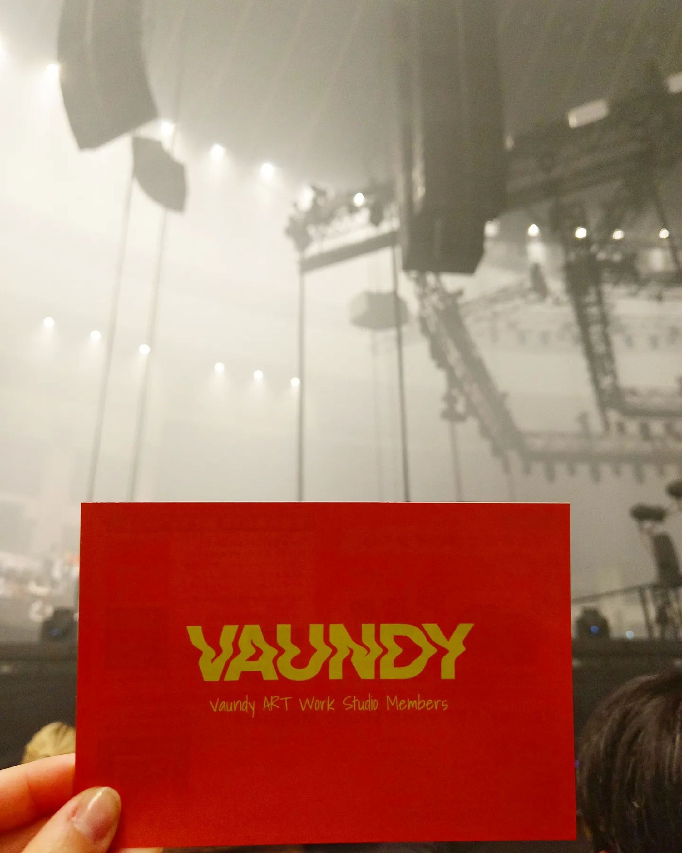 初Vaundy🎤

熱量がこんなにすごいライブ初めて。

心も耳も満たされた1時間45分、
1人で全力疾走、衣装、演出も含め全てかっこよかった。

近くに来た時、実在してるんだと感動して、無意識で手を振ったり呼んでて自分でもびっくり笑

1人からいったい、どれだけの声が出るの？ってくらいの声量と演出の凄さ。

MCも全部印象的で全部忘れられない！

「年始、色んな事があったしこの中に大変な人もいるかもしれない、でも俺、何もできないからさ歌しか歌えないから」

と言ったときの言葉も

「みんなお正月どうだった？まだ正月ボケしてない？

本気出せよ、そんなもんじゃないだろ名古屋〜全然揺れてないぜ　みんな踊れるのか？

俺のライブはあっという間に終わるから、最後までついてこいよ
エンジンかかるの遅いんじゃないの〜？

しょうがねぇ、もう一曲だけ歌ってやるか」

それからの怪獣の花唄、盛り上がったなぁ〜〜🦖

チェンソーも大好きで怪獣も大好きな曲の時に
近くまで来てくれたのすっごく嬉しかった！

Vaundyを好きになったきっかけの
不可抗力とtokimekiも聴けてよかった☺

MCは覚書で残しておきます！

スタンド後方まで盛り上がってた3回席あたりを見つめて

「今日はよく見える、上の方の席までみえる
あ、そこは見えないわすみません　笑」

リズム感よくてみんなが笑ってたところも、

まだ聴きたい、アンコールの声がしたときも

「はぁ〜〜〜、疲れたぁ

俺と同じ様な人が何人かいるからその人達のためにも俺はもう帰る、休ませて！

君たち明日休み、俺仕事なの！
その気持ちは今度に取っておいてよ、また見に来てよ、

来てくれるんでしょ？」

煽りも最高で、とても可愛かった笑

もうずっと推していきたい！

セトリから演出も全てが最高だった
衣装と音楽とVaundyの言葉に惚れ惚れです🤤❣️

初めての銀テープも嬉しかった〜！
前から4列目も近くて感動🥺
しおりさんほんとにありがとう🧡

やっぱり生演奏と歌と、アーティストの言葉を直に受け止められるライブはいいね😌

#vaundy-1