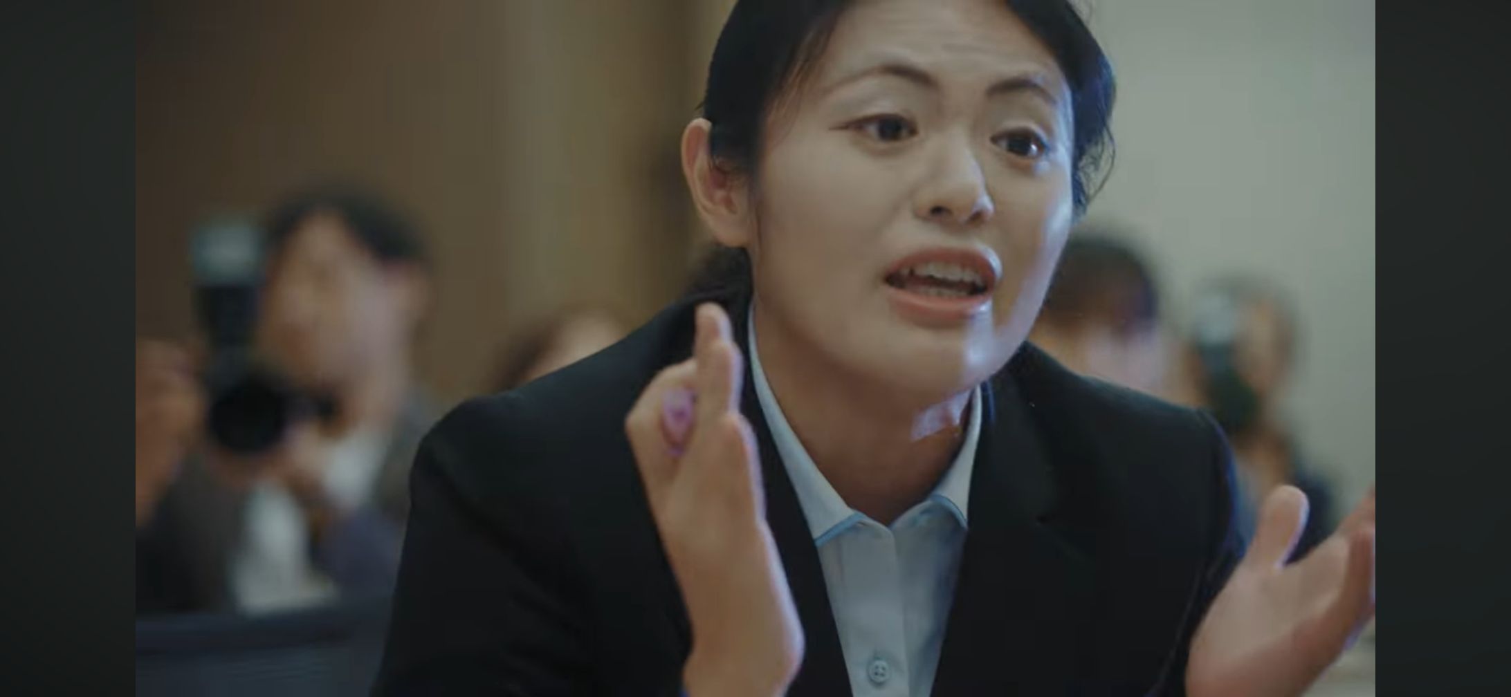 MVに初出演　記者役-1