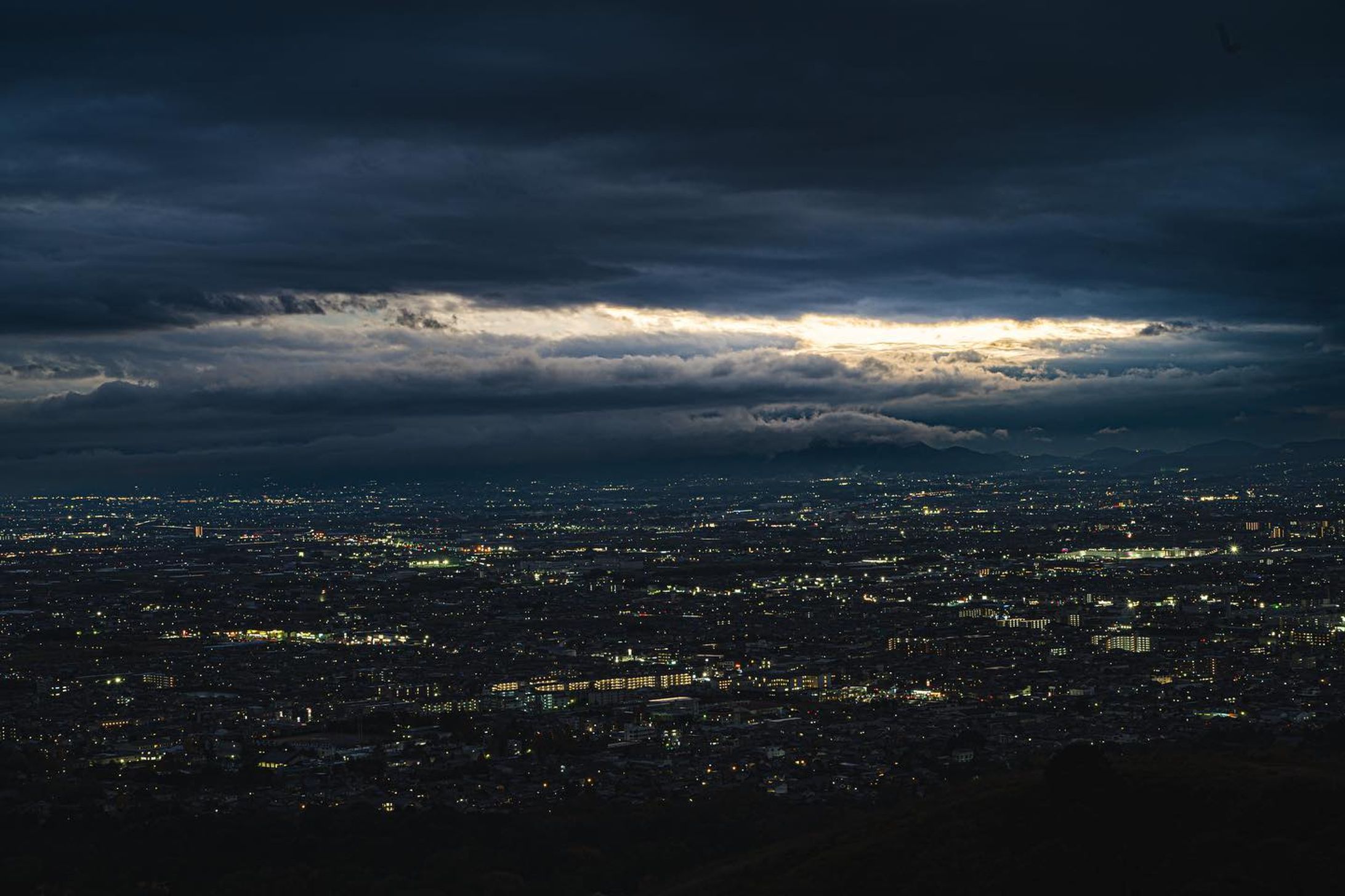 奈良にある若草山からの夜景。
雲から光が見える感じがいい。

.
.
#α7ⅲ  #写真好きな人と繋がりたい
#写真撮ってる人と繋がりたい　#カメラ好きな人と繋がりたい
#ファインダー越しの私の世界　#キリトリセカイ
#ダレカニミセタイケシキ　#tokyocameraclub
#IGersJP #ig_japan #team_jp_ #Lovers_Nippon
#art_of_japan_ #bestjapanpics 
#ig_phos #love_bestjapan #若草山-1
