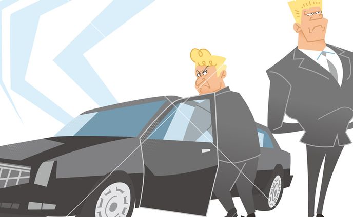 車に乗り込む人物