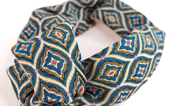 モロッカン柄💙💚💙

カラフルでしっかり上質！スペイン製モロッカン柄生地を使いました！
1点でもパッと明るく可愛いのでプレゼントにも喜んでいただけそう♡

♡キュッパは、Sショート/Rレギュラー/Lロングと３種類の長さのご用意があります。
それぞれ長さが4cmずつ長くなっております。

１番人気はRレギュラーです！

Lロングは色々とアレンジを楽しみたい方に人気となっております！

Sショートは頭囲の小さい方、小学生のお子様、レギュラー巻きがお好きな方に人気となっております！

サイズで迷われているお客様は是非インスタグラムのDMからお気軽にメッセージをください♡

●幅　レギュラー
●デザイン　S・R ・L
●チャーム　あり
●素材　コットン・ポリエステル

4200yen

#キュッパ #着せ替えターバン #付け心地抜群 #ミニマル #ミニマルライフ #着せ替え式 #洗える#ワイヤーターバン #creema #creemaで販売中 #minneで販売中 #base #ベイス #オンラインショップ #ヘアアクセサリー #ヘアアクセ #ヘアターバン #ターバン#ヘアバンド #ジャガード #輸入生地