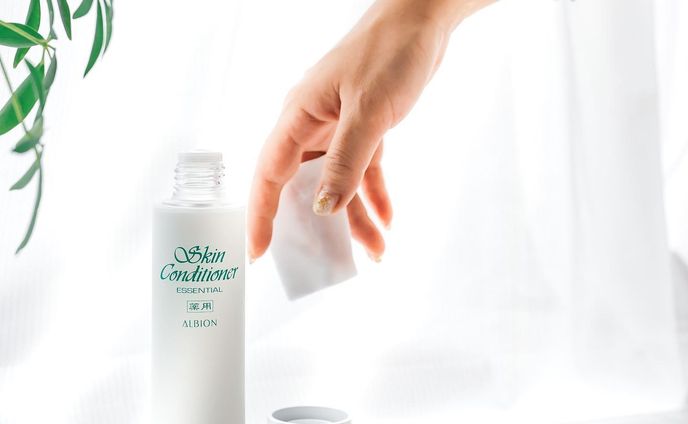 肌よ、整え𓂃

大好きなアルビオンで長年愛される
スキンコンディショナー。

お守りコスメとしてそばに置いておきたいスキンケアですが、48年目のスキコンがリニューアル。

パッケージは伝統を残しつつ環境に配慮したものへ。
フレッシュに抽出したハトムギオイルを新たに配合し、素肌を整える頼もしさを進化。
香りや真っ白にこだわった品質、コンセプトはそのままに進化を遂げたスキンコンディショナーです。

まずは店頭でお試しでもOK🙆‍♀️
すっきり、ひんやり、しっとり整う好きコンをぜひ体験してみて💖

#ブツ撮り #商品撮影 #コスメ撮影 #好きスキコン #アルビオン #美白化粧水 #エイジングケア #ニキビケア#鎮静ケア #lemonsquare🍋