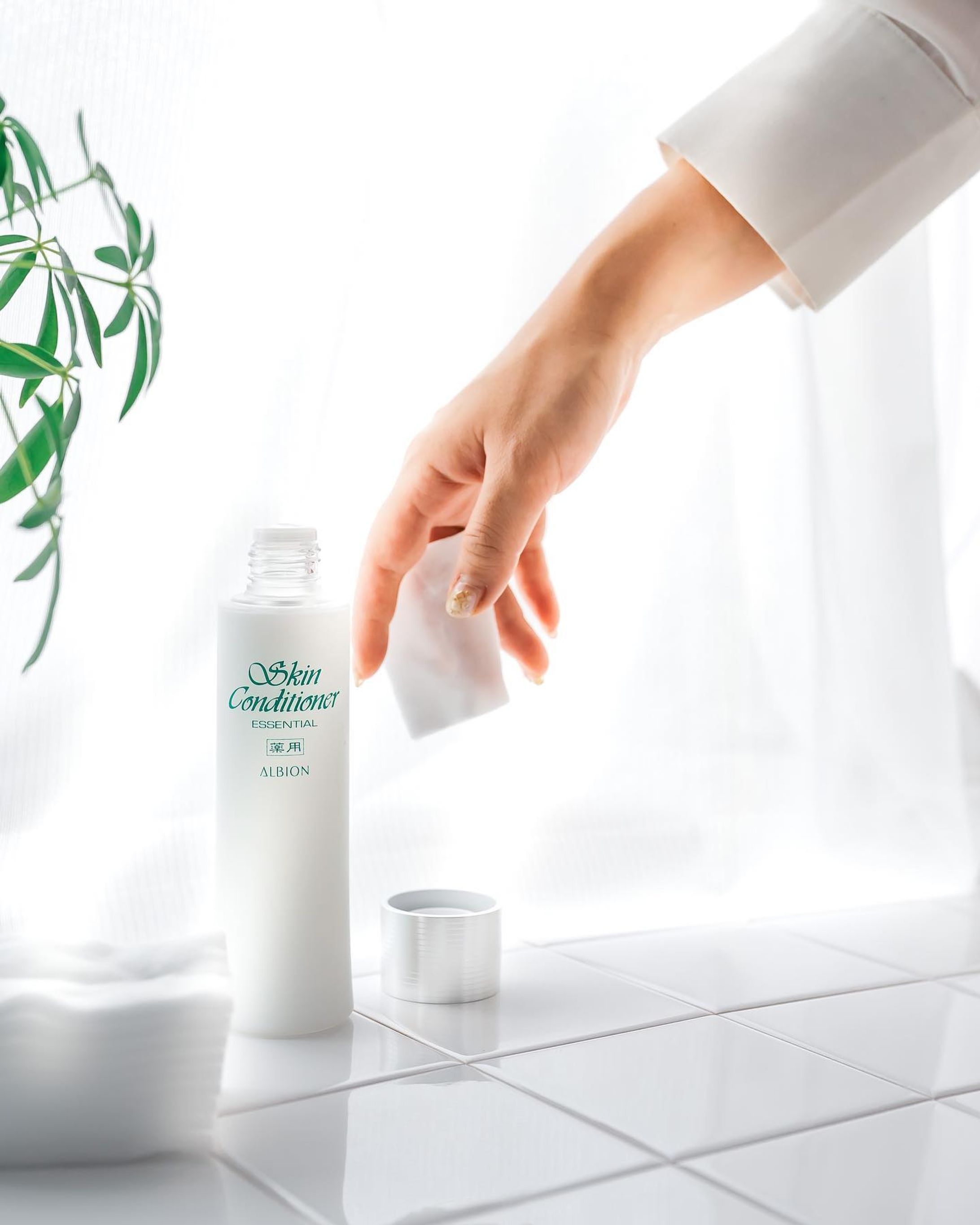肌よ、整え𓂃

大好きなアルビオンで長年愛される
スキンコンディショナー。

お守りコスメとしてそばに置いておきたいスキンケアですが、48年目のスキコンがリニューアル。

パッケージは伝統を残しつつ環境に配慮したものへ。
フレッシュに抽出したハトムギオイルを新たに配合し、素肌を整える頼もしさを進化。
香りや真っ白にこだわった品質、コンセプトはそのままに進化を遂げたスキンコンディショナーです。

まずは店頭でお試しでもOK🙆‍♀️
すっきり、ひんやり、しっとり整う好きコンをぜひ体験してみて💖

#ブツ撮り #商品撮影 #コスメ撮影 #好きスキコン #アルビオン #美白化粧水 #エイジングケア #ニキビケア#鎮静ケア #lemonsquare🍋-1