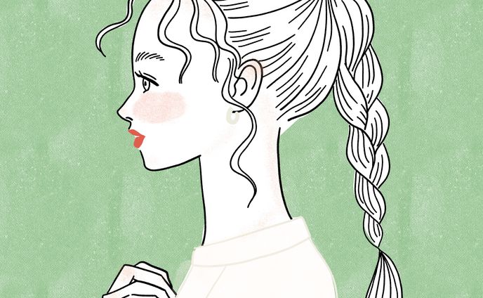 三つ編みの女性の横顔