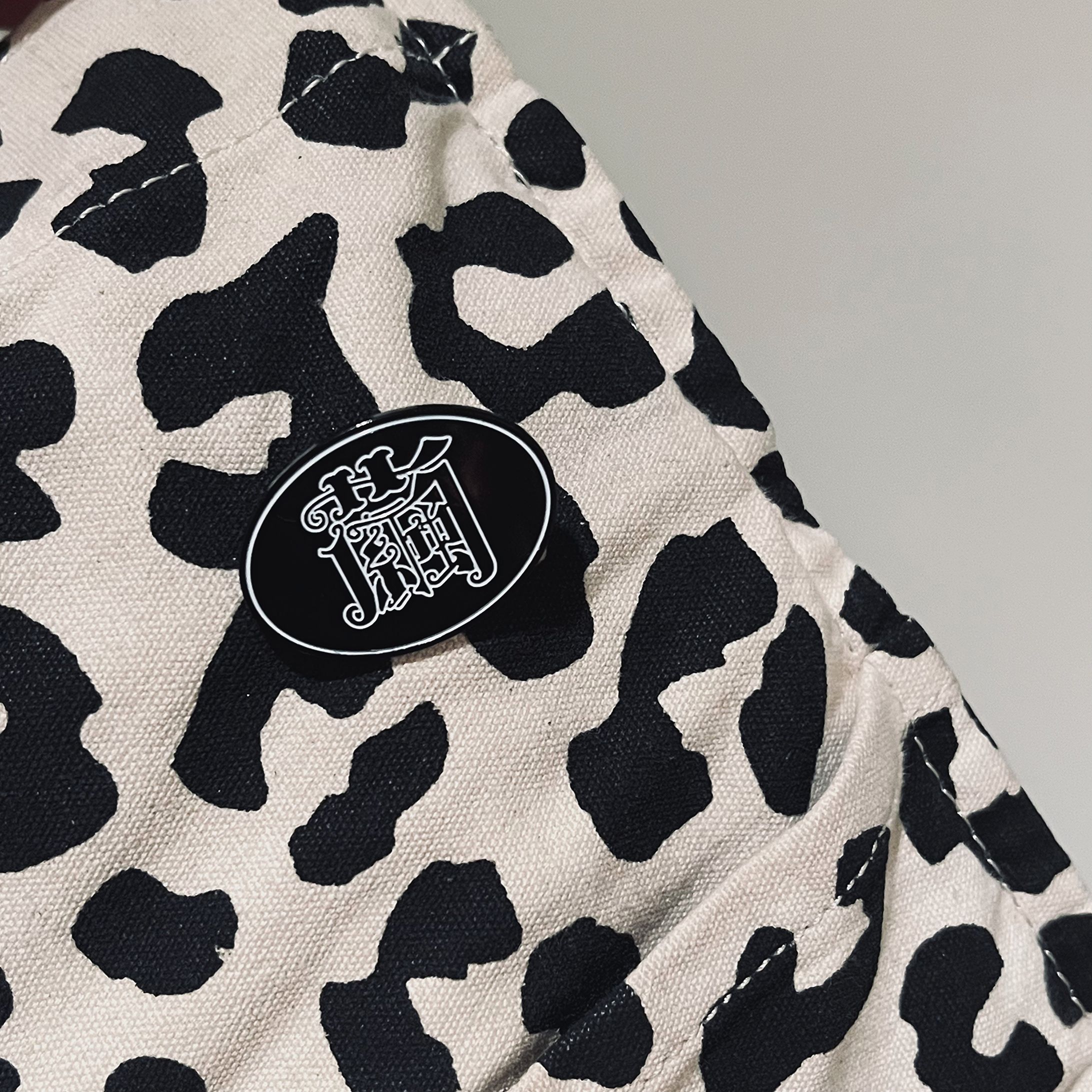 繭 ピンバッジ-1