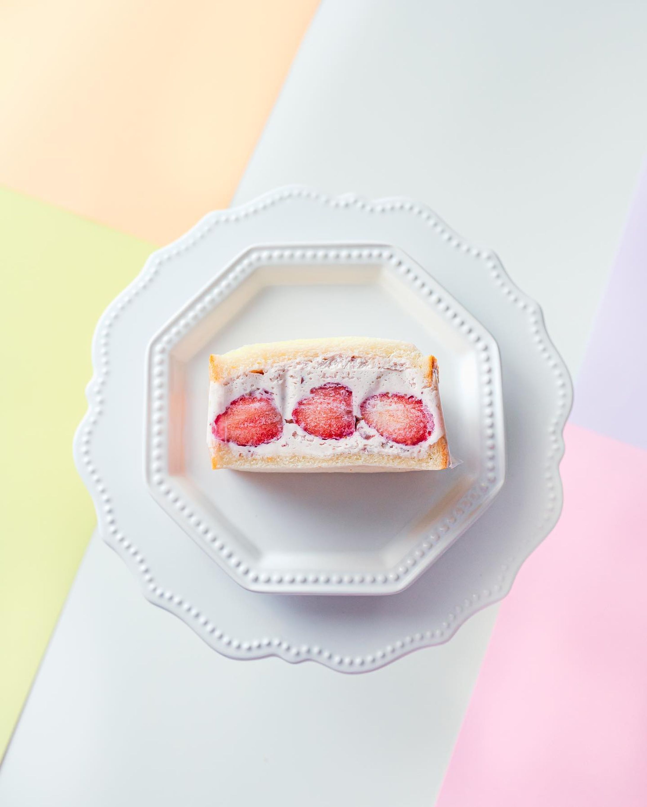 さっきPOSTしたあん食パンの専門店に、私史上最高のフルーツサンドがあった・・・！

これ本当に美味しかった・・・！

王子にある、
明治・大正から続くパンの老舗明治堂が手がける
『明壽庵(めいじゅあん)』の
フルーツあんサンド。

わたし、フルーツサンドって正直

なんかこう、パンに生クリームとフルーツを挟んだ食べ物っていうか

パンと、生クリームと、フルーツをそれぞれ食べてる。っていう感じで

マリアージュしてないというか

なんか合わないなぁって思ってたの。

なんだけど、ここのフルーツサンド

めっっっちゃうまかった・・・！
なんでだろう、パンがそもそも美味しい。んだけど、
挟んであるあんクリームがパンにめっちゃあってて

フルーツの甘さも
クリームもパンも
全部ちゃんとひとつになってて

初めて、フルーツサンドとして
うま・・・って思って感動した・・・！

いやもう本当にうまかった・・・！

今週末も買いに行こ絶対行こって心に決めてます。
今回いちごとマンゴーにしたんだけど

次はみかんにトライしたい・・・
(いちごとマンゴーは次も絶対買う)

@meijuan_tokyo
#テイクアウトグルメ #フルーツあんサンド #あん食パン #老舗 #王子 #高級食パン #トリドリベース #王子グルメ #東十条グルメ #東十条テイクアウト #王子テイクアウト #フルーツサンド #萌え断 #商品撮影 #グルメ女子 #東十条スイーツ #東京スイーツ巡り #置き画 #置き画くら部  #晴れやかピンクpc #ユアマイスター #はなさやおすすめグルメ-1