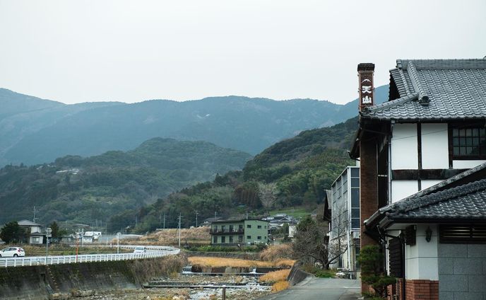 名水と蛍の里で。｜ 天山酒造
Home of Fine Water and Fireflies / Tenzan Sake Brewery Company

.
.
 
佐賀県のほぼ中央部にそびえ立つ秀峰、標高1046mの「天山」
そのふもとにある佐賀県小城。
初夏にはホタルが舞う名水の里です。
 
この地の自然の恵みを最大限に活かし、品質本位の酒造りをしている天山酒造。
 
酒蔵の前を流れる祇園川は、天山山系の水を集める清流です。
天山の中腹から沸き出る伏流水は、鉄分が無く、カルシウムやマグネシウムなどミネラル分を多く含んだ中硬水。
それはまさに、酒造りに理想的な名水なのだとか。

 
Tenzan mountain ranges stand almost in the center of Saga Prefecture.
Ogi-shi is located at its base.
Here is home of fine water and fireflies.
 
The Tenzan Sake Brewery Company brews fine sake with the blessings of nature in this area.
 
Gion River is a clear stream flowing by the sake brewery from the Tenzan mountain ranges.
This water is a medium hard water and contains no iron, but lots of minerals such as calcium and magnesium.
It is the ideal water for sake brewing.

.
.
 
#sagacollective #サガコレクティブ
#sagacollective_introduction #ここに集う匠 #sagacollective_天山酒造
#tenzansyuzo #sake #tenzan #nihonshu #saga #saga_japan
#天山酒造 #天山 #日本酒 #佐賀ん酒 #佐賀酒 #清酒 
#佐賀 #佐賀県 #小城 #小城市 #コメント大歓迎