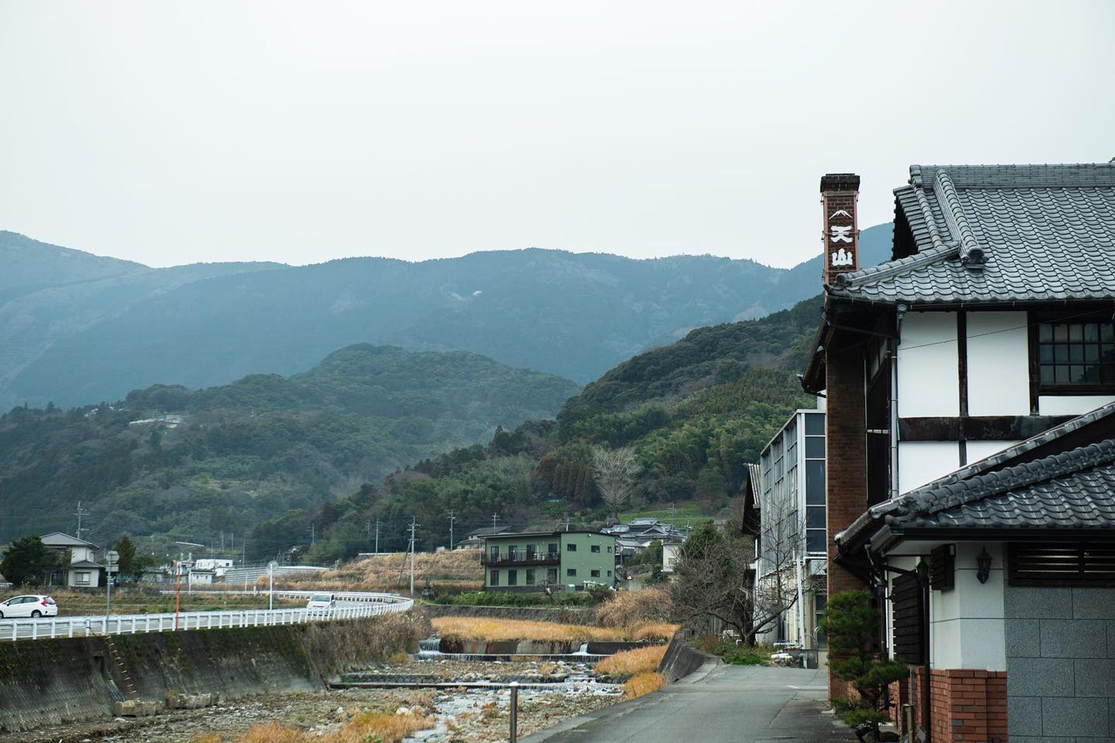 名水と蛍の里で。｜ 天山酒造
Home of Fine Water and Fireflies / Tenzan Sake Brewery Company

.
.
 
佐賀県のほぼ中央部にそびえ立つ秀峰、標高1046mの「天山」
そのふもとにある佐賀県小城。
初夏にはホタルが舞う名水の里です。
 
この地の自然の恵みを最大限に活かし、品質本位の酒造りをしている天山酒造。
 
酒蔵の前を流れる祇園川は、天山山系の水を集める清流です。
天山の中腹から沸き出る伏流水は、鉄分が無く、カルシウムやマグネシウムなどミネラル分を多く含んだ中硬水。
それはまさに、酒造りに理想的な名水なのだとか。

 
Tenzan mountain ranges stand almost in the center of Saga Prefecture.
Ogi-shi is located at its base.
Here is home of fine water and fireflies.
 
The Tenzan Sake Brewery Company brews fine sake with the blessings of nature in this area.
 
Gion River is a clear stream flowing by the sake brewery from the Tenzan mountain ranges.
This water is a medium hard water and contains no iron, but lots of minerals such as calcium and magnesium.
It is the ideal water for sake brewing.

.
.
 
#sagacollective #サガコレクティブ
#sagacollective_introduction #ここに集う匠 #sagacollective_天山酒造
#tenzansyuzo #sake #tenzan #nihonshu #saga #saga_japan
#天山酒造 #天山 #日本酒 #佐賀ん酒 #佐賀酒 #清酒 
#佐賀 #佐賀県 #小城 #小城市 #コメント大歓迎-1
