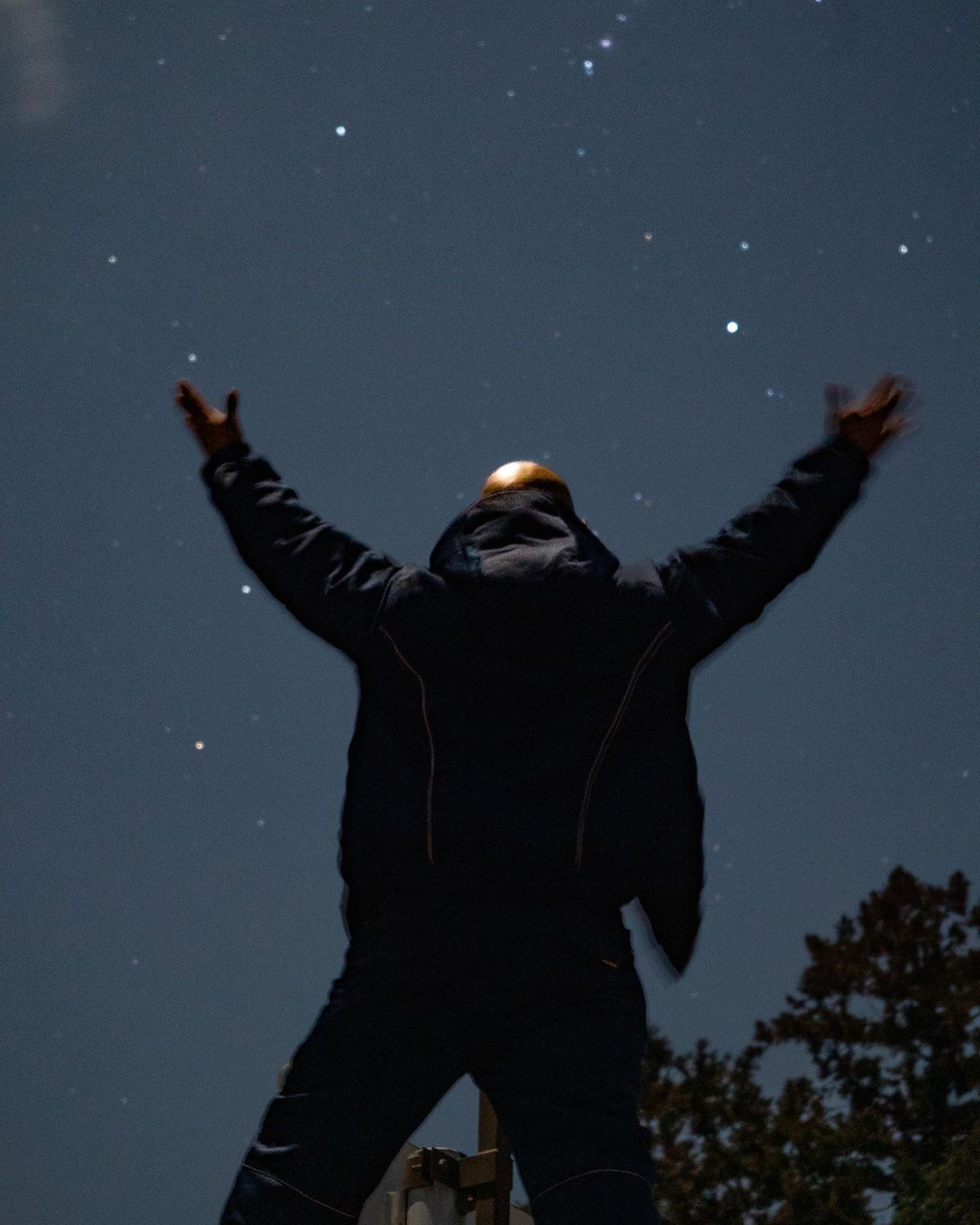 十津川村にてプロのカメラマンやってる友達に星とのツーショット撮ってもらいました！
タイトル『月光に輝くスキンヘッド』

#十津川#星空#カメラマン#スキンヘッド#植木屋-1