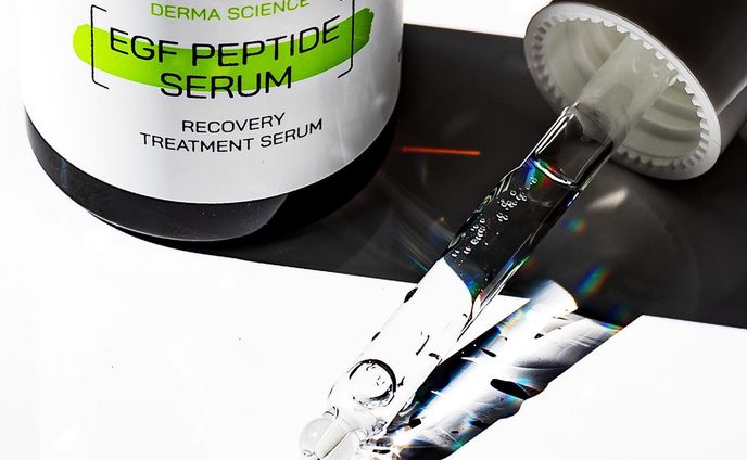 疲れたお肌に活力が欲しい。

韓国美容皮膚科が提供する
@treatis_official の
【EGFペプタイドセラム】

6種類のペプチドを組み合わせたEGFペプチドセラム。
洗顔後すぐのお肌に使うのだけど、
驚くほどさらさらでベタつきは全く感じませんでした。
すぐ肌に浸透します。

次に入れるものを邪魔しないので、
かなり手軽に取り入れられるのでは❤︎

Qoo10や楽天で購入できましたよ𓂃❤︎

#韓国コスメ #ドクターズコスメ #シートマスク #シートパック #トリティス #アラサーコスメ #エイジングケア #商品撮影 #ブツ撮り #マクロ撮影 #写真教室 #ブースター #アラサー女子 #産後ケア #プレママ #産後ママ #たまひよ #まいひよ