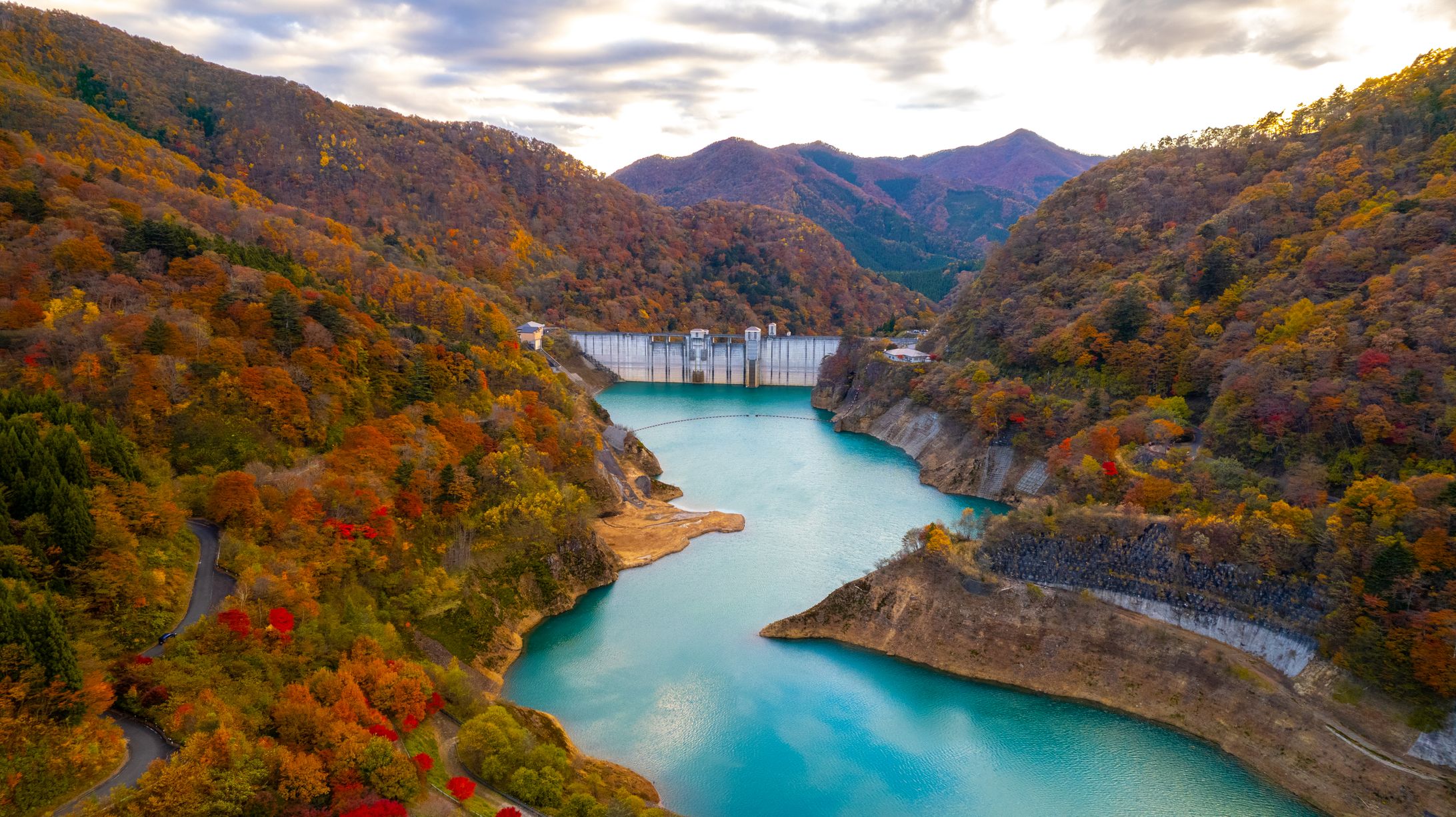 観光地素材撮影_奥四万湖_空撮-1