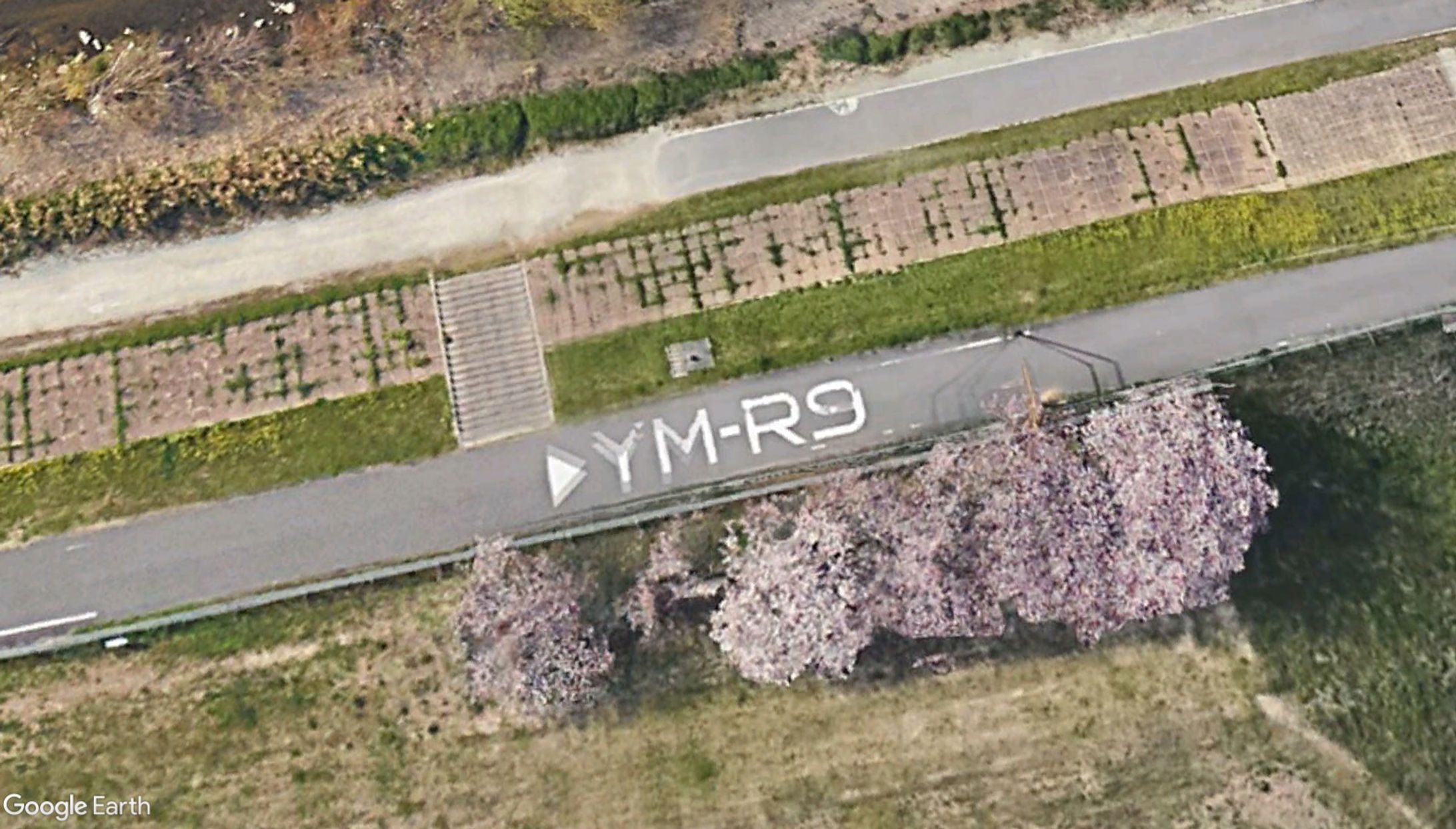 「YM-R9」って？ 空から見ると、堤防に謎の文字　実は災害時にヘリコプターを導く“道しるべ”　学校や病院の屋上にも…広がる取り組み-1