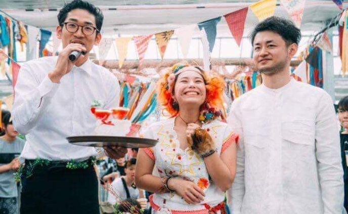 いちごのビニールハウスで結婚祝いのカクテル