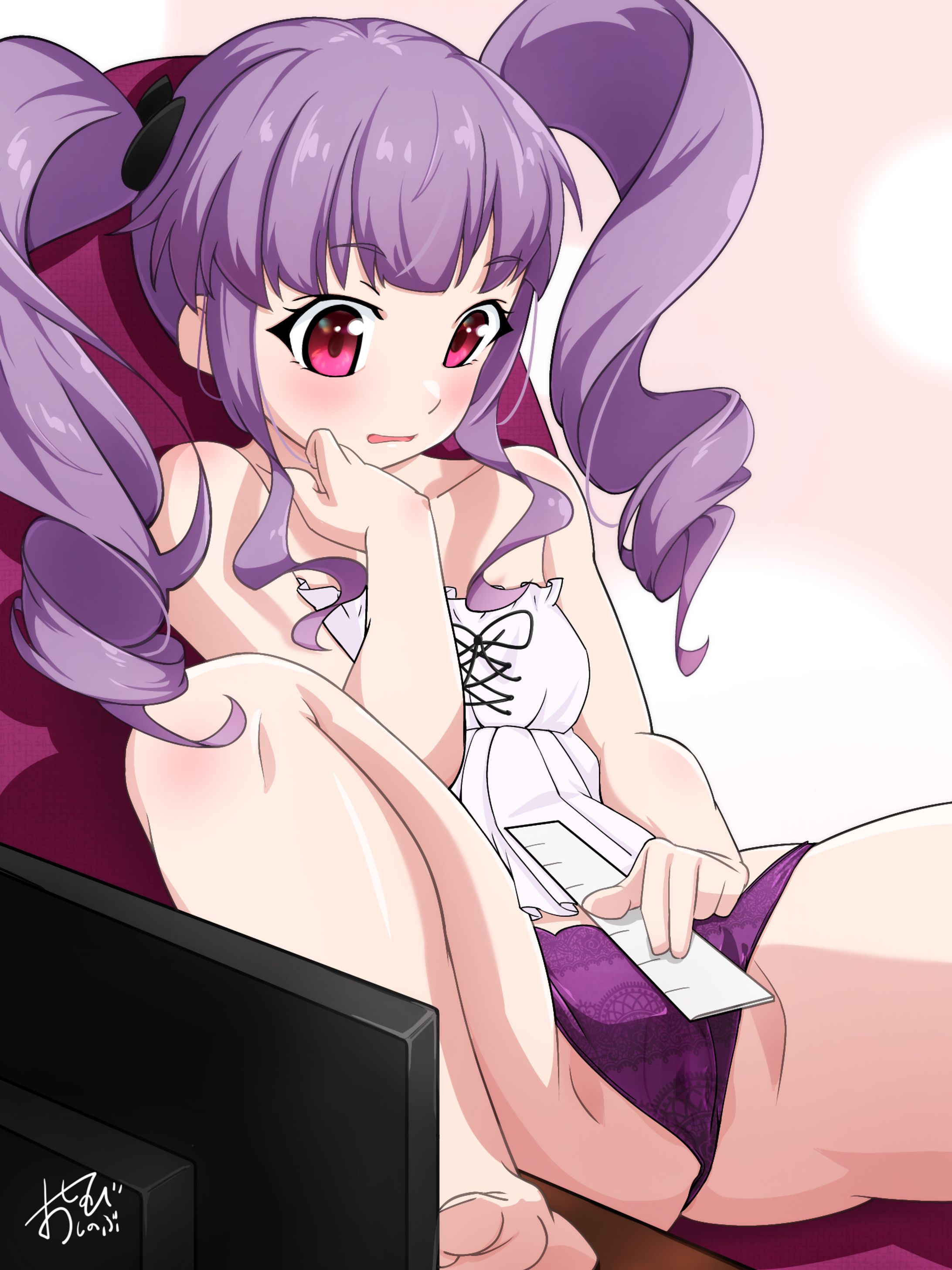 大人のおもちゃのサイズを測ってイメージする宇田川さん-1