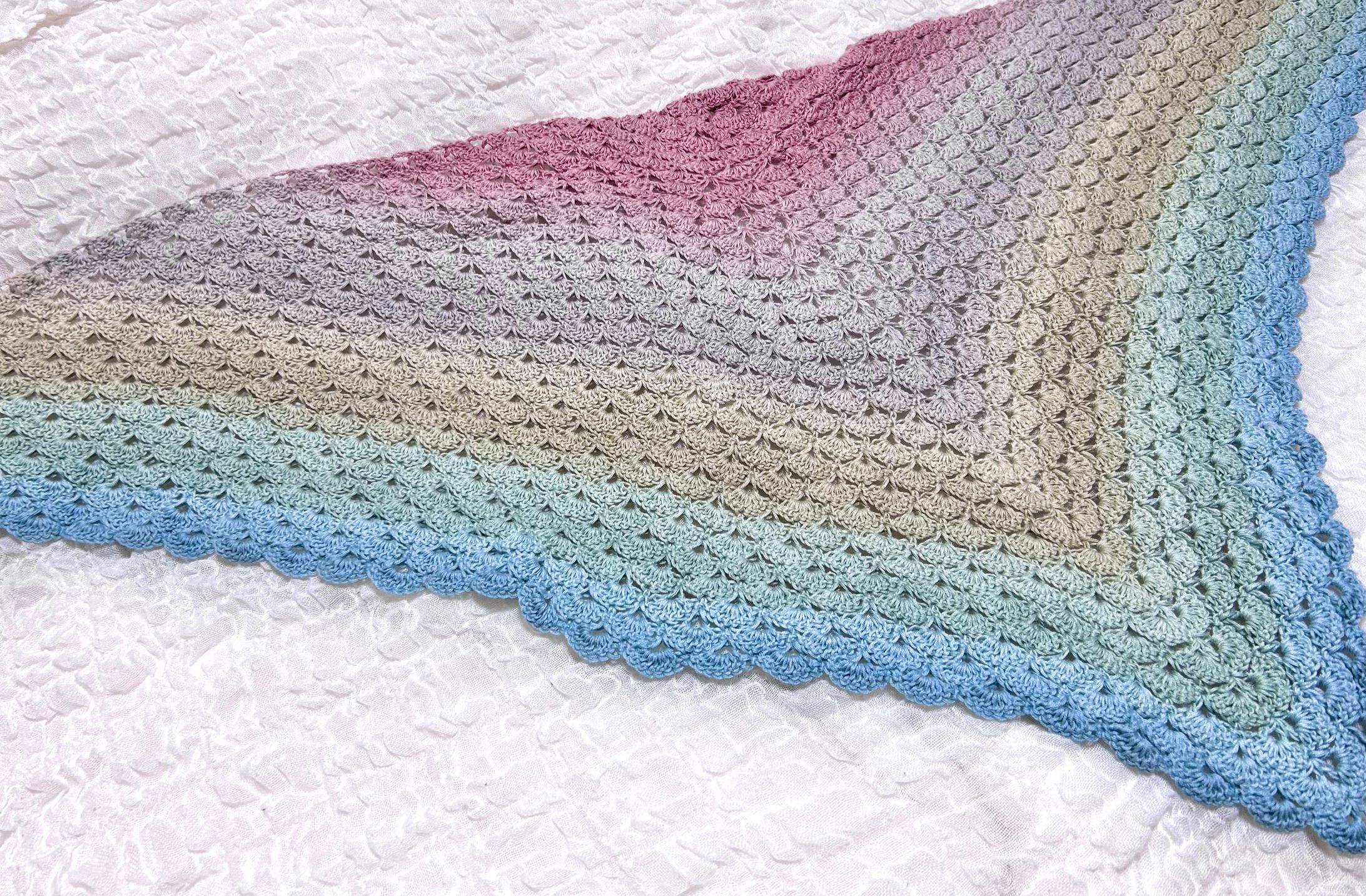 グラデーションカラーの三角ショール-1