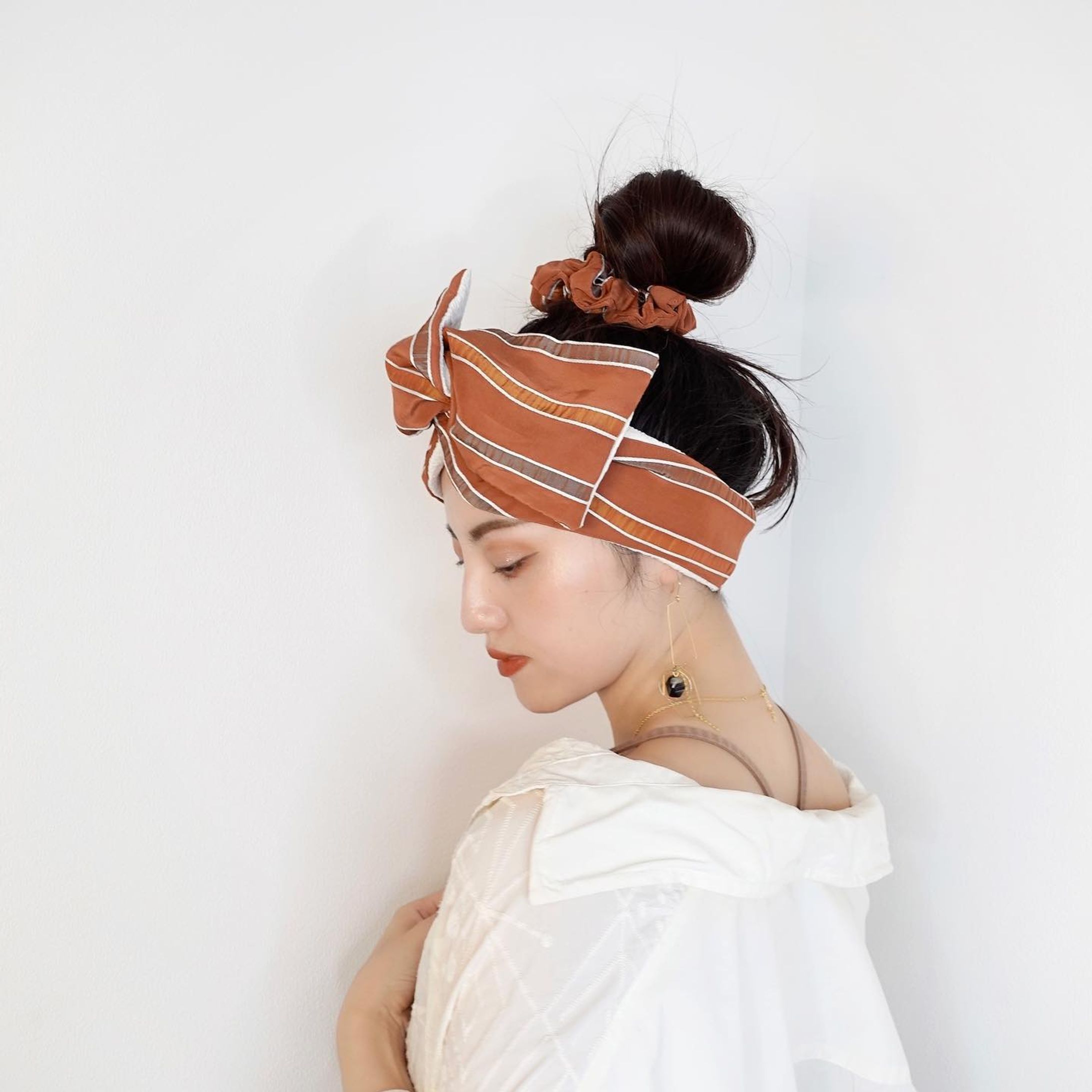 〰️𝑛𝑒𝑤 𝑎𝑟𝑟𝑖𝑣𝑎𝑙〰️
🍊𝑐ℎ𝑜𝑢𝑐ℎ𝑜𝑢 𝑜𝑟𝑎𝑛𝑔𝑒 𝑠𝑡𝑟𝑖𝑝𝑒

見る角度によって変色するオレンジのストライプ生地を使用したカバーとお揃いのシュシュ。
QPPA®︎とお揃いで使うと素敵だろうな！と想い商品化する事にしました。
手の平サイズで手首につけても可愛いです。
オリジナルタグでシンプルにデザインしました。
直径約13cmです。

〰️シュシュのご購入は〰️
✔︎以下のInstagramプロフィールリンク
@qppa.ii
@ii_mnm_lp

▶︎Creema 🔎QPPAで出てきます
▶︎minne 🔎QPPAで出てきます
💌ご購入方法が分からない場合はDMにてお尋ね下さい♡

.
.
.
.

 #キュッパ #シュシュ#エスニック #スクエア #日本製 #madeinjapan  #スクエアシュシュ #簡単ヘアアレンジ #大人ファッション #大人シンプル #ミニマル #大人ヘア #大人ヘアスタイル #ヘアアレンジ #ヘアアクセサリー #ヘアアクセ #ヘアバンド#海 #湘南スタイル #茅ヶ崎市 #茅ヶ崎 #ヘアケアグッズ #時短ヘアアレンジ#30代ヘアスタイル #40代ヘアスタイル #20代ヘアスタイル-1