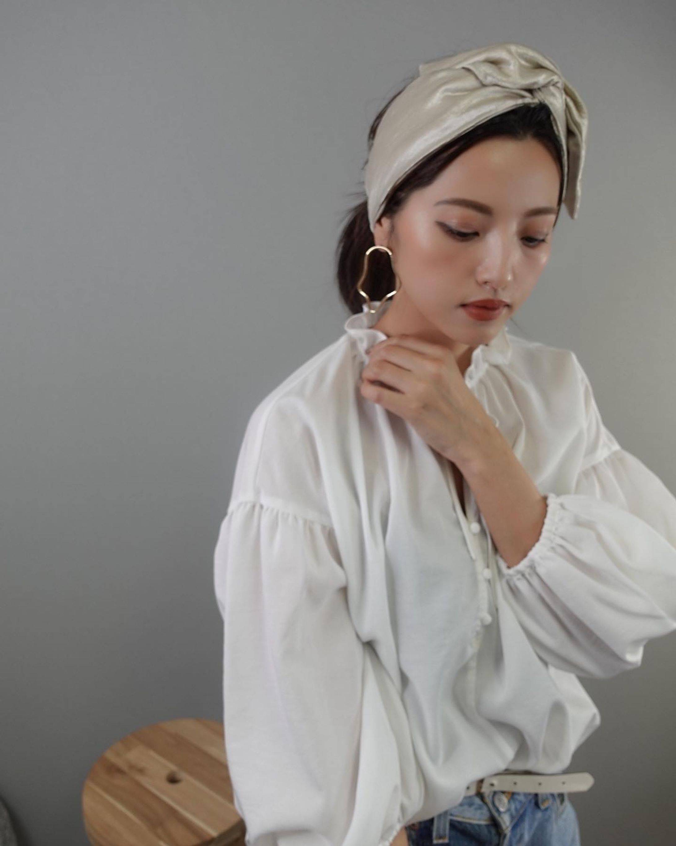 「　大人の身だしなみ　」
日常に溶け込むミニマルビューティプロダクトで豊かな人生を...🌿

着用は艶感のあるヴィンテージサテンのQPPA®︎カバーです。
カジュアルなデニムにも、女性らしいトップスにも良く合います☺️

◼︎ヴィンテージサテン（ブラウン・スムース・ミストブルー）単品3900yen／ベース付セット5900yen

◼︎着用　レギュラー
.
.
.
.
ターバンのご購入は🐚🛍
🔸以下のInstagramプロフィールリンク
@ery.dm
@ii_mnm_lp

🔸Creema 🔎QPPAで出てきます
🔸minne 🔎QPPAで出てきます
💌ご購入方法が分からない場合はDMにてお尋ね下さい♡

🔹実店舗　兵庫県姫路市花田町上原田170-1eMcafe内
@emcafe10 
セントラルパークの近くです🐘
#姫セン #姫路城 
.
.
.
.

#ヴィンテージ #サテン#キュッパ #着せ替えターバン#エスニック  #着せ替えターバン #日本製 #madeinjapan #冷感素材 #ターバンアレンジ #ターバン #ターバンヘア #ターバンコーデ #ヘアアレンジ #ヘアアクセサリー #ヘアアクセ #ヘアバンド#海-1