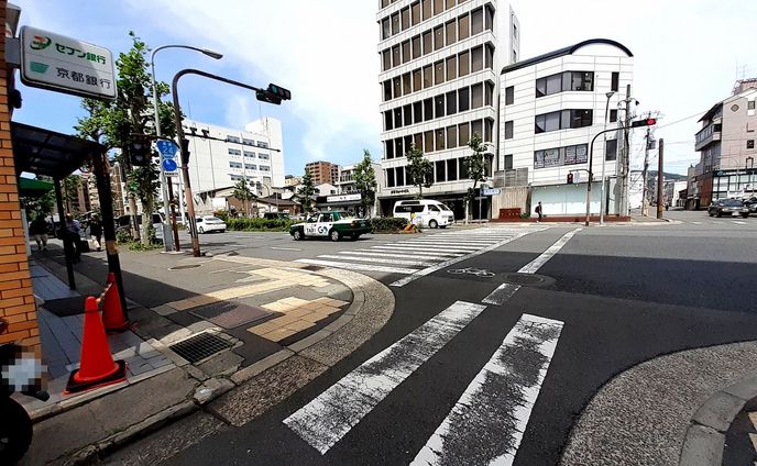 道路に塗られた「白い2本線」のナゾ　日本一短い横断歩道だった！　大阪、京都、静岡に存在していた