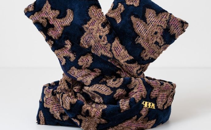 damask velvet navy
残りわずかとなりました。

▪️ひと目見て惚れ込んでしまう、
主役級のカバー。

地味になりがちな冬コーデが
一気に華やかなカバーです。
冬のコーデはアウターを着てしまうと
どうしても地味になりがち。
そんなお悩みを解決してくれる1枚です。

大胆にあしらわれ立体感のある
ダマスク柄が華やかなカバーですが、
レトロなダマスク柄なので派手すぎない
落ち着いた印象にも◎

中厚手で手触りも良く品あるお色味と
ゴールドのチャームの相性が抜群。
程よいハリ感もあり、形も作りやすいです。
色違いでダスティピンクのご用意もございます。

ネイビー、ブラック、ベージュなどの
コートにはもちろん、
ベロア素材のお洋服との
相性も抜群です。
パーティーやお出かけにも映える一枚になっています。

前髪をオールバックにしたり、
お顔まわりにおくれ毛を出したり
アップスタイルにも最適。

端先の形は自由自在なので、
コーデやメイク、アクセサリーに合わせて
アレンジしてお楽しみ下さい。
Wワイド幅なのでお顔周りや、
サイドの生地を内・外側に織り込んでいただくと幅調節も可能です。

#キセカエワイヤーターバン#着せ替え #たーばん #ヘアバンド #ワイヤーターバン #湘南 #茅ヶ崎 #ターバンヘア #デニムリメイク #リメイクターバン #モーヴピンク #ダマスク柄 #ベルベット #小顔効果抜群 #小顔効果 #イヤーマフラー #イヤマフ