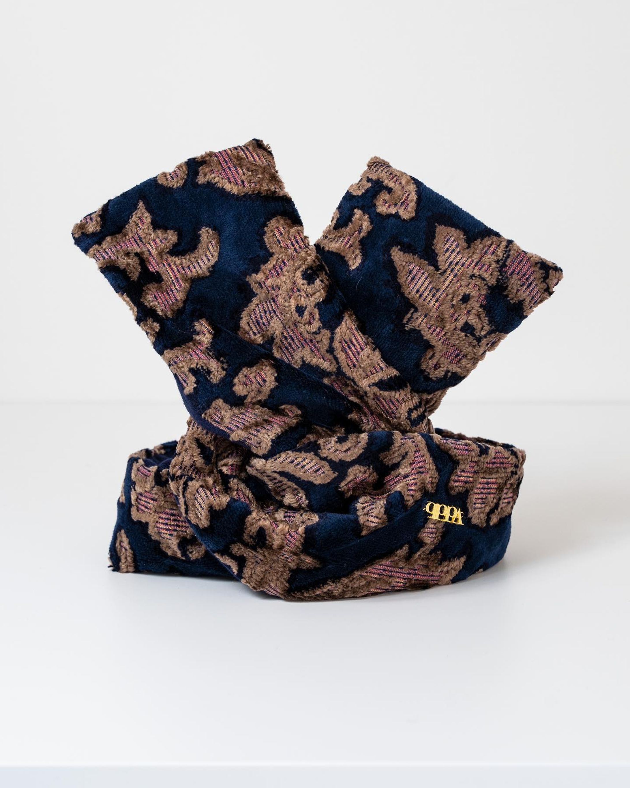 damask velvet navy
残りわずかとなりました。

▪️ひと目見て惚れ込んでしまう、
主役級のカバー。

地味になりがちな冬コーデが
一気に華やかなカバーです。
冬のコーデはアウターを着てしまうと
どうしても地味になりがち。
そんなお悩みを解決してくれる1枚です。

大胆にあしらわれ立体感のある
ダマスク柄が華やかなカバーですが、
レトロなダマスク柄なので派手すぎない
落ち着いた印象にも◎

中厚手で手触りも良く品あるお色味と
ゴールドのチャームの相性が抜群。
程よいハリ感もあり、形も作りやすいです。
色違いでダスティピンクのご用意もございます。

ネイビー、ブラック、ベージュなどの
コートにはもちろん、
ベロア素材のお洋服との
相性も抜群です。
パーティーやお出かけにも映える一枚になっています。

前髪をオールバックにしたり、
お顔まわりにおくれ毛を出したり
アップスタイルにも最適。

端先の形は自由自在なので、
コーデやメイク、アクセサリーに合わせて
アレンジしてお楽しみ下さい。
Wワイド幅なのでお顔周りや、
サイドの生地を内・外側に織り込んでいただくと幅調節も可能です。

#キセカエワイヤーターバン#着せ替え #たーばん #ヘアバンド #ワイヤーターバン #湘南 #茅ヶ崎 #ターバンヘア #デニムリメイク #リメイクターバン #モーヴピンク #ダマスク柄 #ベルベット #小顔効果抜群 #小顔効果 #イヤーマフラー #イヤマフ-1