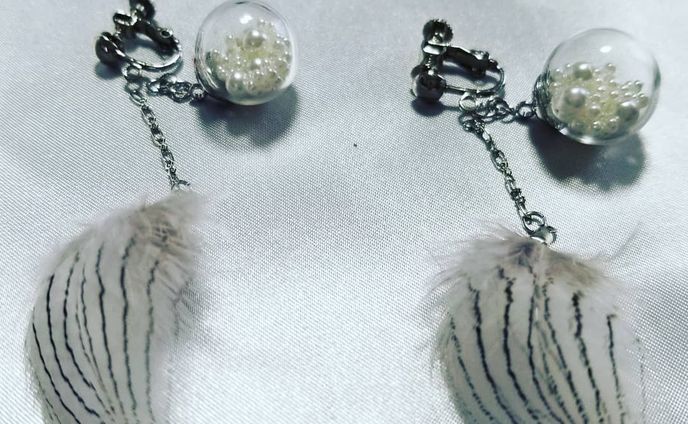 #ハンドメイドイヤリング
 #オリジナルアクセサリー #1点もの#ルアーピアス #ルアー羽#るうふぁ #瑠羽 #仙台#ハンドメイド#ガラスドームイヤリング #パール
