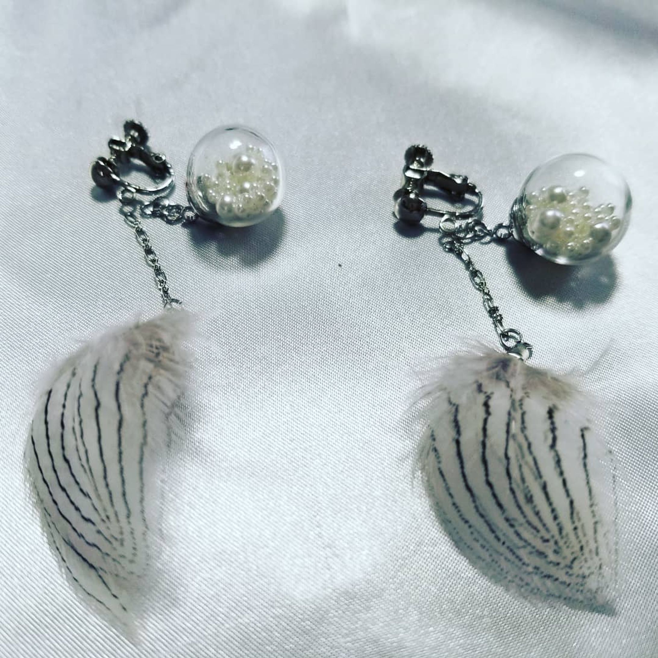 #ハンドメイドイヤリング
 #オリジナルアクセサリー #1点もの#ルアーピアス #ルアー羽#るうふぁ #瑠羽 #仙台#ハンドメイド#ガラスドームイヤリング #パール-1