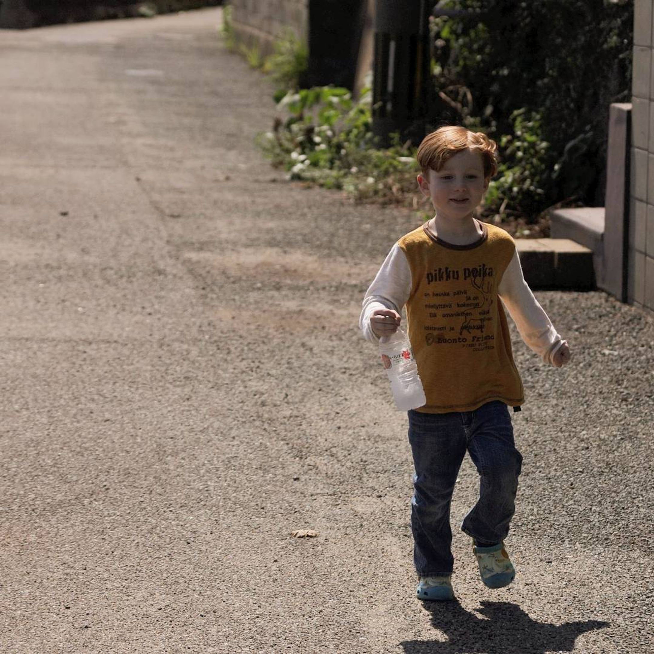 Run Run !
#CanonEOS5D#福岡県#新宮町#相島#猫島#外国人#子供#走る#突然のできごと-1