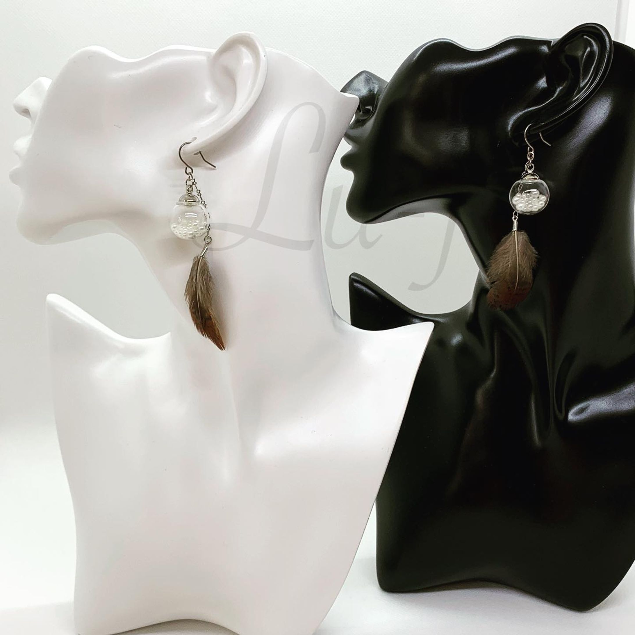 【パール入ガラスドーム＆ダークフェザーのフックピアス】
リピーター様からのオーダー品。大小のパールが揺れ感アップ。ダーク系の羽根がシックなピアス。
カルフォルニアへ発送です。

#lufa #ルーファ #るーふぁ #釣り具アクセサリー #ルアー #ハンドメイド #羽根 #釣り#オリジナルピアス #fishinggear #lure #custommade #オーダー承ります #handmade #pearl #ガラスドーム #パール-1