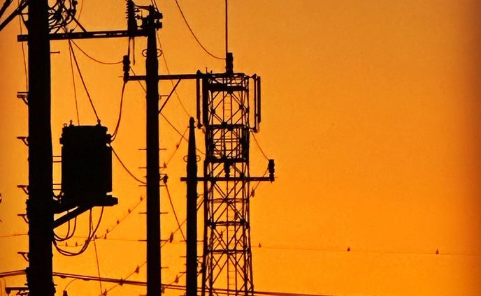 夕焼けと電線

良い夕焼けでした

#夕焼け #電線 #電柱 #鉄塔 #シルエット #オレンジ #夕方の空 #空 #ファインダー越しの私の世界 #evening #orangesky #silhouette #sunsetsky