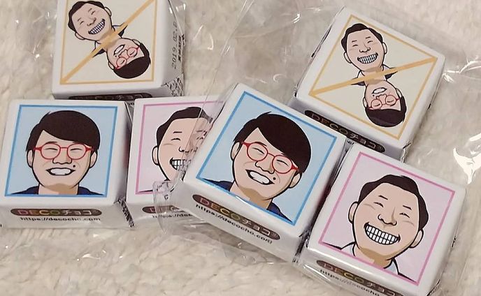 昨日はお笑いコンビ インディアンスの単独ライブを拝観しましたですよ🎶
オードリー友達に勧められて初単独見たら面白すぎてハマった芸人さん！
勢いと元気があって楽しいお二人です☀️
ずっと笑いっぱなしでほっぺたが痛い！ww
インディアンスの似顔絵も描いてるのでチロルチョコにしてご本人と友達にもプレゼントさせていただきました🎵
ファンの皆さんはこんな新参者でも一緒に写真撮ってくれたり優しく接してくださって、本当にありがたき幸せでございます(つД｀)・゜・
次のライブも楽しみ！(о´∀`о)
きむちゃんの髪型が変わったから似顔絵の方もリニューアルしないといかん！
#インディアンス #インディアンス単独 #よしもと #お笑い #ライブ #単独 #たぶっちゃん #きむちゃん
#漫才 #コンビ #ルミネtheよしもと #チロルチョコ
#差し入れ #似顔絵 #イラスト #グッズ #illustration 
#portrait