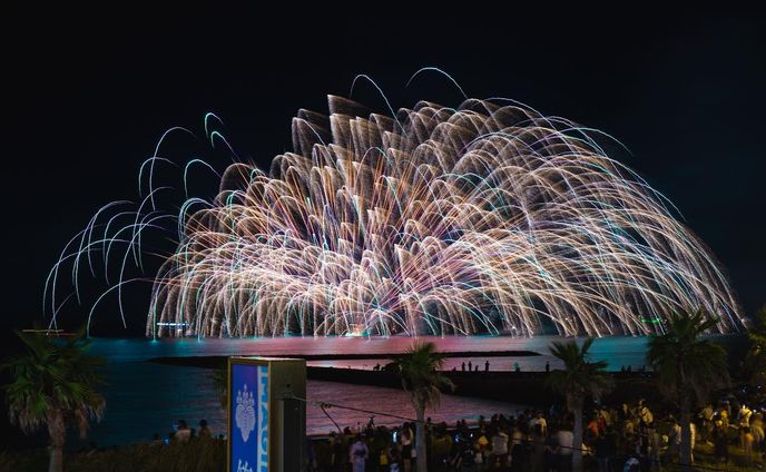 館山湾花火大会2023

当初の予定日が台風によって延期となってしまったけど、無事開催できて良かった。

今回はご縁があり、ゲストハウスのLAC館山にてビールを飲みながら花火を満喫するという贅沢な時間を過ごすことができた。

船で移動しながら移動する目玉の花火は最高だった。

最高な時間、また来年も！！

#館山湾花火大会 #花火 #summer #ocean 

#japan #南房総 #千葉 #chiba #写真 #旅行 #千葉観光 #らぶちば12に応募 #銚子つりきんめ 

#南房総好きな人と繋がりたい 
#カメラ好きな人と繋がりたい 

#alpha7riii