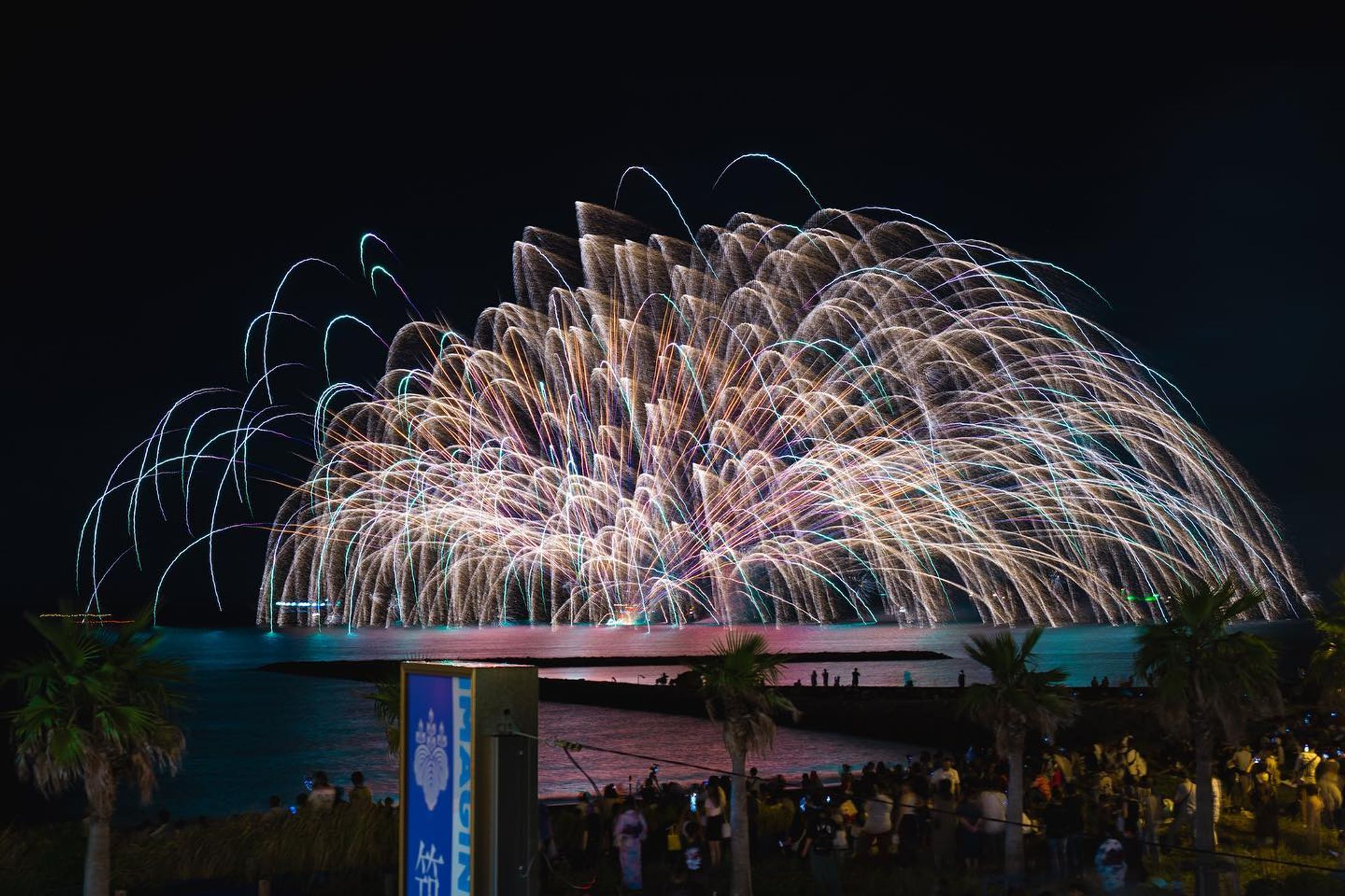 館山湾花火大会2023

当初の予定日が台風によって延期となってしまったけど、無事開催できて良かった。

今回はご縁があり、ゲストハウスのLAC館山にてビールを飲みながら花火を満喫するという贅沢な時間を過ごすことができた。

船で移動しながら移動する目玉の花火は最高だった。

最高な時間、また来年も！！

#館山湾花火大会 #花火 #summer #ocean 

#japan #南房総 #千葉 #chiba #写真 #旅行 #千葉観光 #らぶちば12に応募 #銚子つりきんめ 

#南房総好きな人と繋がりたい 
#カメラ好きな人と繋がりたい 

#alpha7riii-1