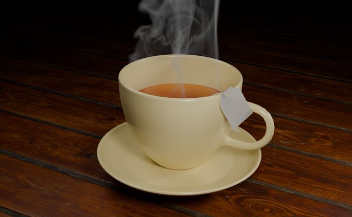 湯気を出すティーカップ