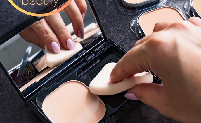 【今期のベースメイクはこれ】

夏の汗だくの時期も大変お世話になったコフレドール。

これからの季節、是非とも頼りたいファンデーションが新登場です。

8K映像美に着想を得たファンデ
☑︎コフレドール　パウダレスウェット
7色展開
☑︎パクト用ケースc
☑︎カネボウ　パフN

カラバリやマスク崩れなど、是非スワイプして動画や写真のチャートでご確認下さい👉

マスクにつきにくく、マスクをはずしてもキレイ❤︎

商品説明してくれたお姉さんも、
💁‍♀️『当社従来パウダーファンデーション史上最高の油剤配合量でパウダー越えのなめらかさ！』って言ってましたが

ほんとになめらか！

ファンデ自体を手で触ると、キュッともちっと指に吸い付いてくるのがすごく心地いい。

オイルがたっぷりだからこそ、こな浮きや凹凸が目立ちにくいなめらかな仕上がり❤︎

乾燥しがちなこれからの季節に大活躍の予感。

私はソフトオークルCを使うことが多いかな。
付属のパフもつけやすいんだけど、この丸いパフでつけるとエアリーな感じでふんわり仕上がるので朝はこちらでつけるか、ブラシで仕上げてます。

マスクをはずすことも増えてきた最近。

大人女子の皆さんぜひチェックしてみて◎

長時間しっとりが続くのもよきです◎

Lemon Squareを通じて、カネボウ化粧品からコフレドール　パウダレスウェットを提供していただきました◎

#コフレドール #パウダレスウェット #ファンデーション #ベースメイク #マスクメイク #化粧くずれ #毛穴レス #粉感なし #lemonsquare🍋 #30代ファッション #30代ママ #30代メイク #アラサーメイク #毛穴ケア #商品撮影 #コスメ撮影