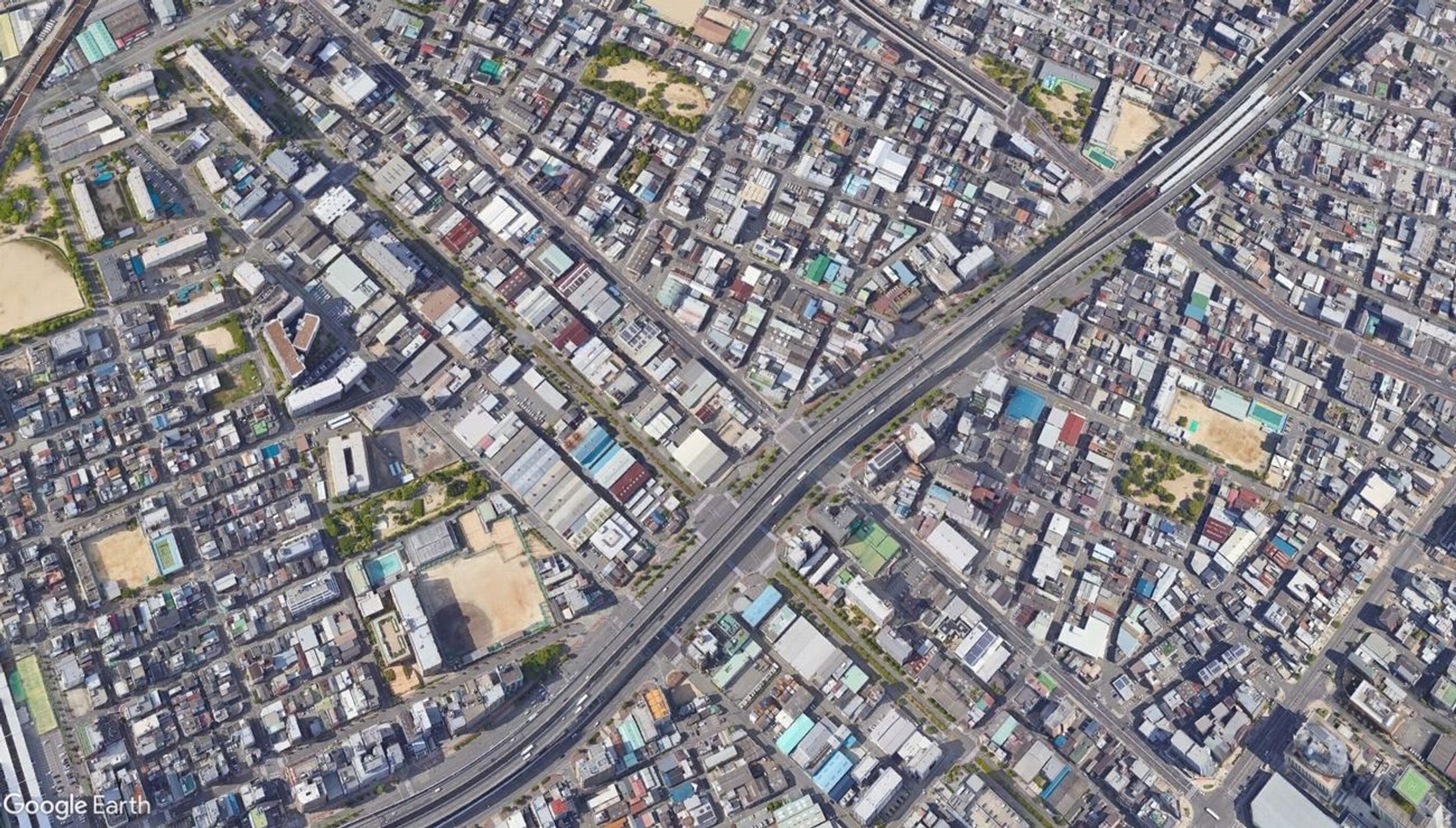 大阪市街をつらぬく「謎の直線道路」　戦時中の飛行場跡と思いきや…判明した「水の都」を支えた意外な過去-1